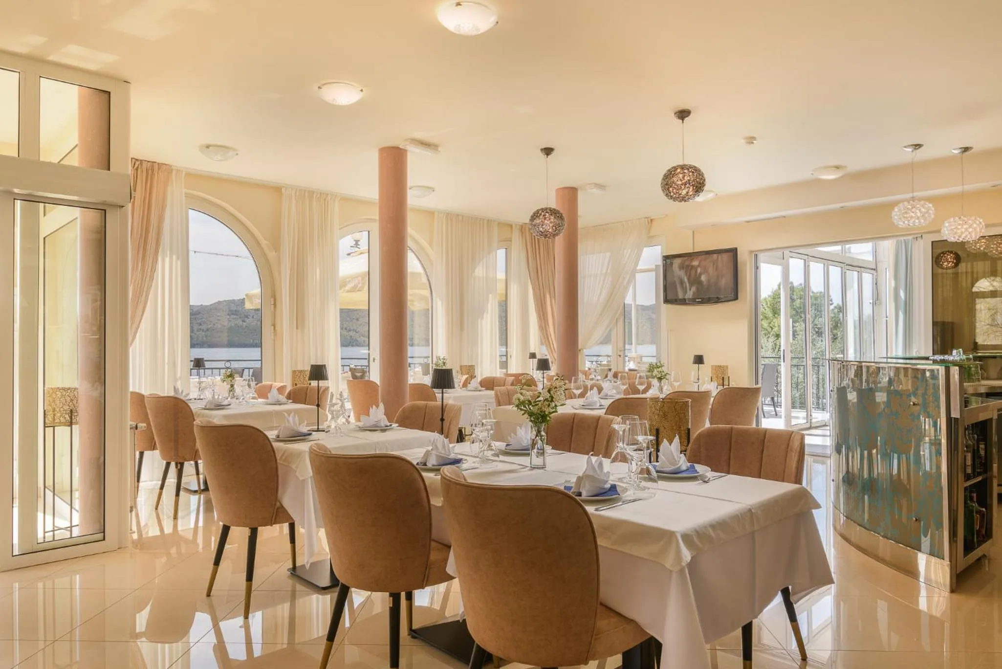 Restaurant/places to eat in Villa Mediterana