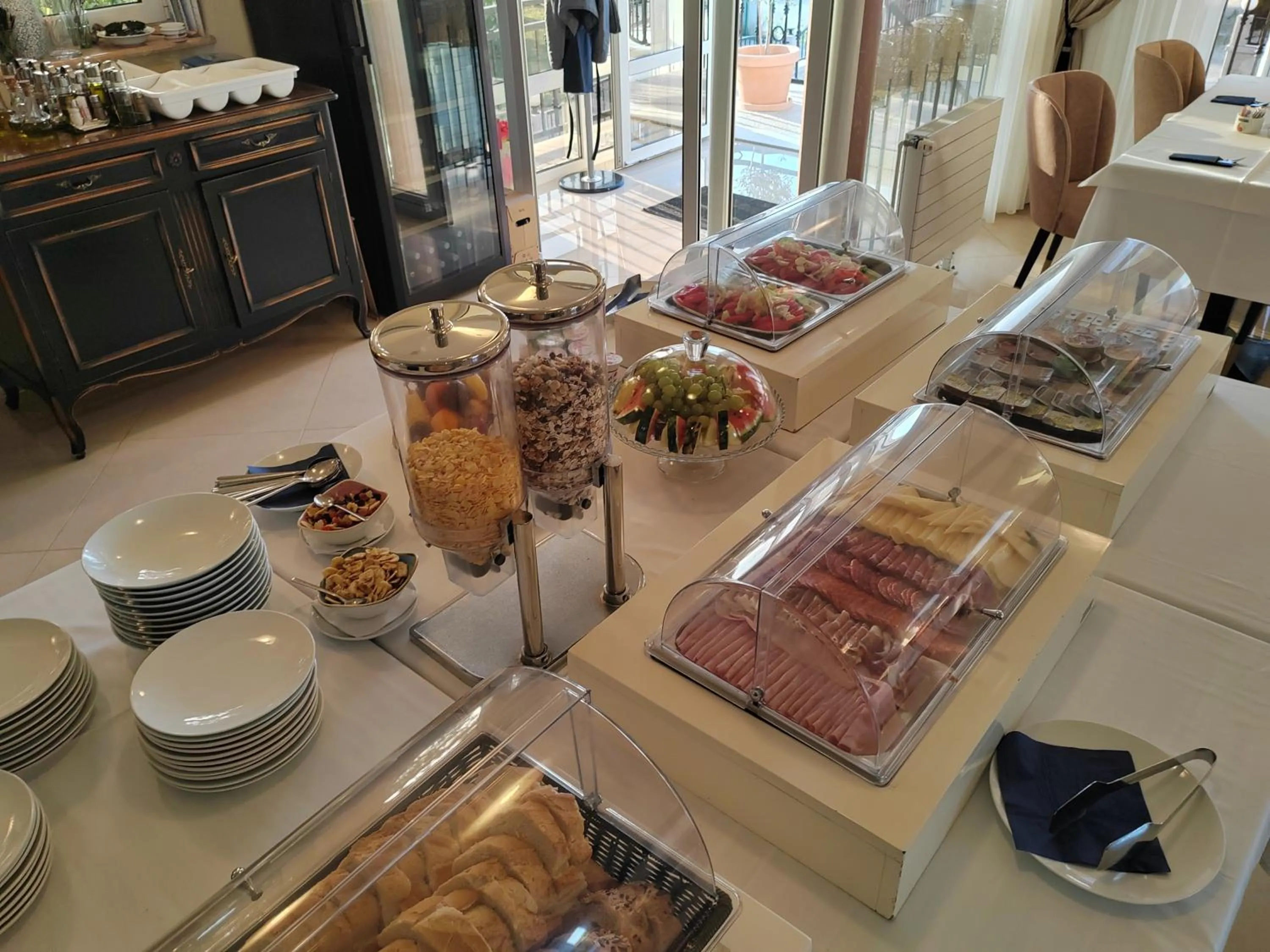 Restaurant/places to eat in Villa Mediterana