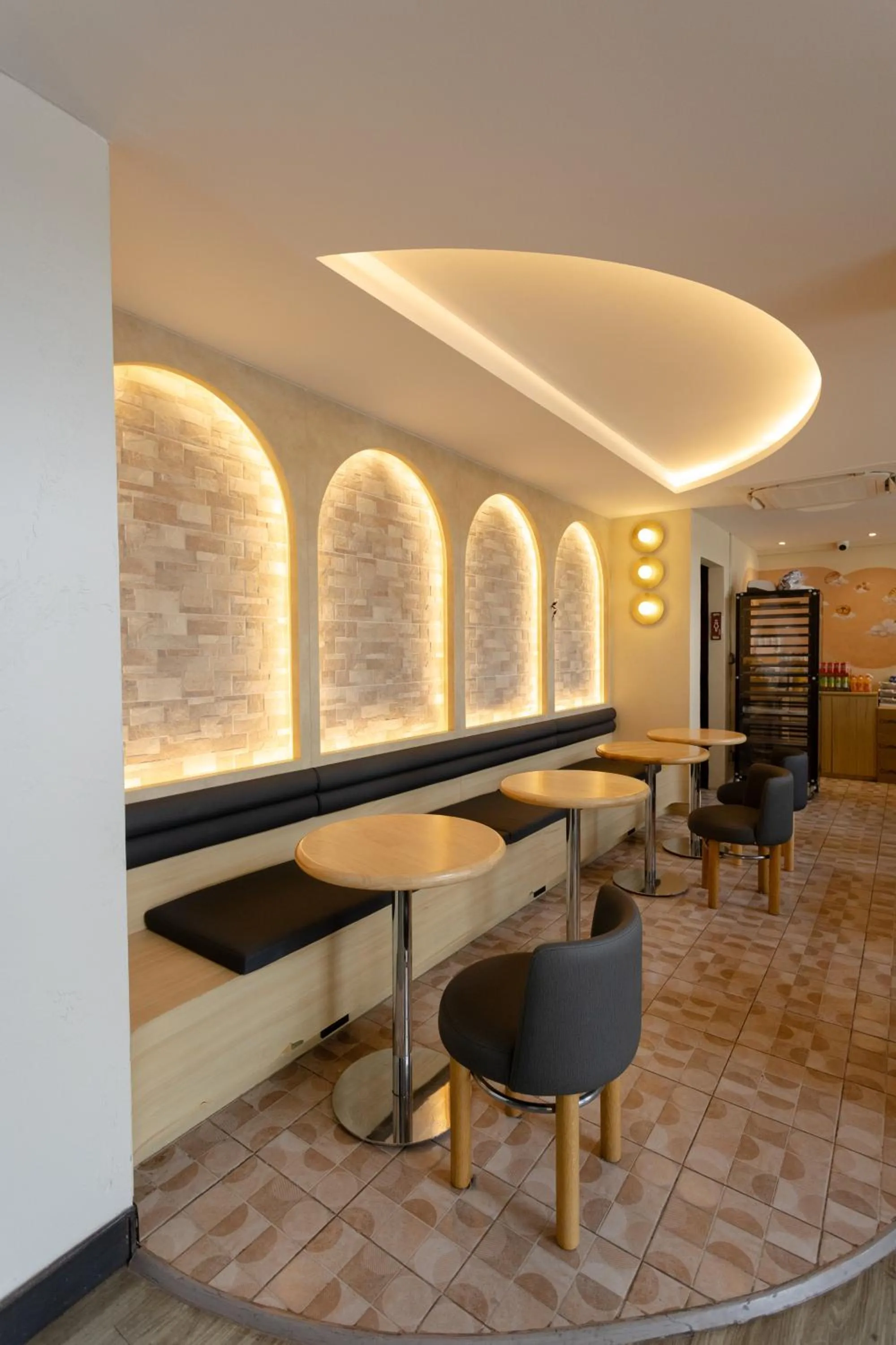 Restaurant/places to eat in IR-ON Hotel