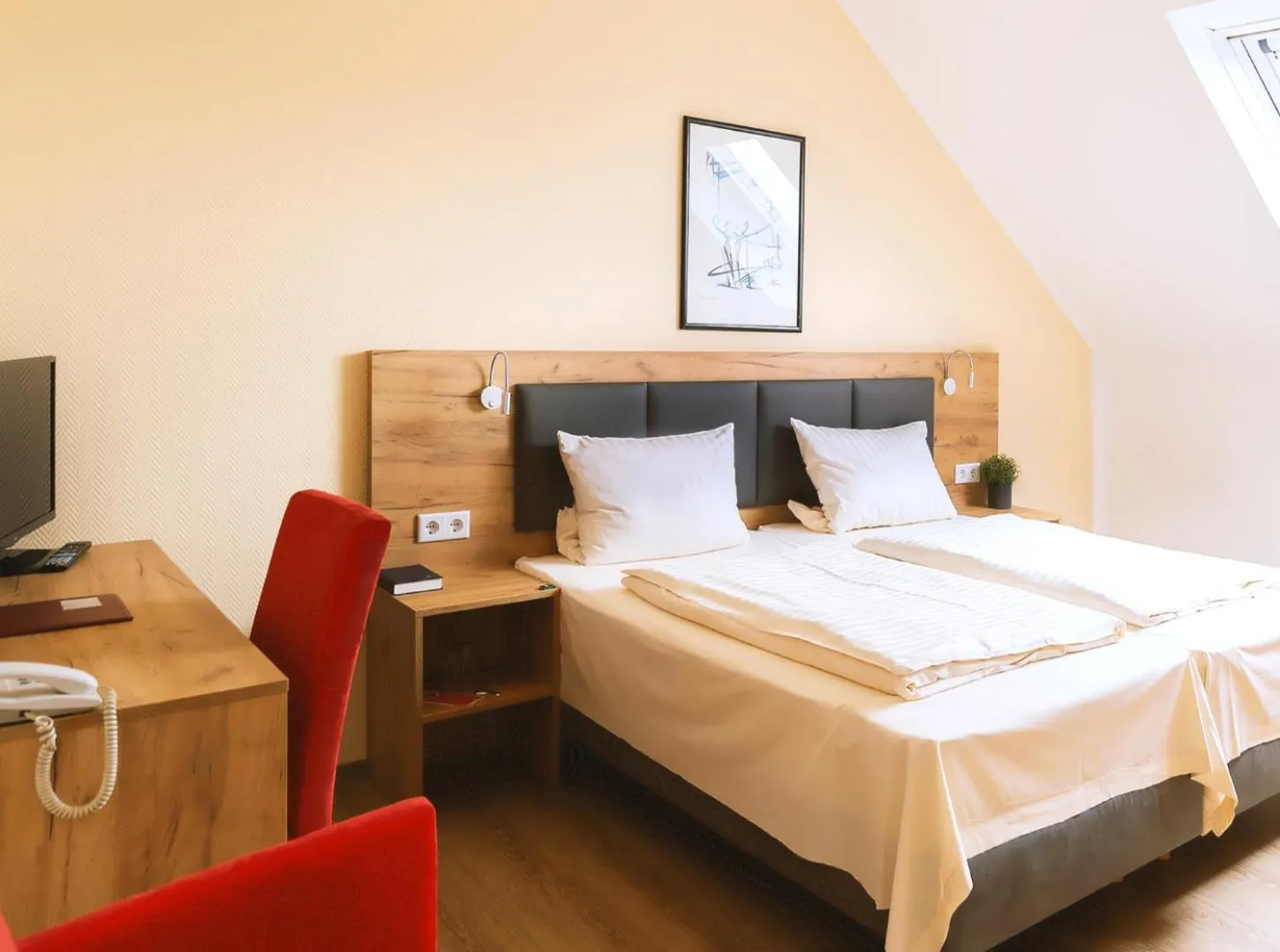 Property building, Bed in Turm Hotel Hanau