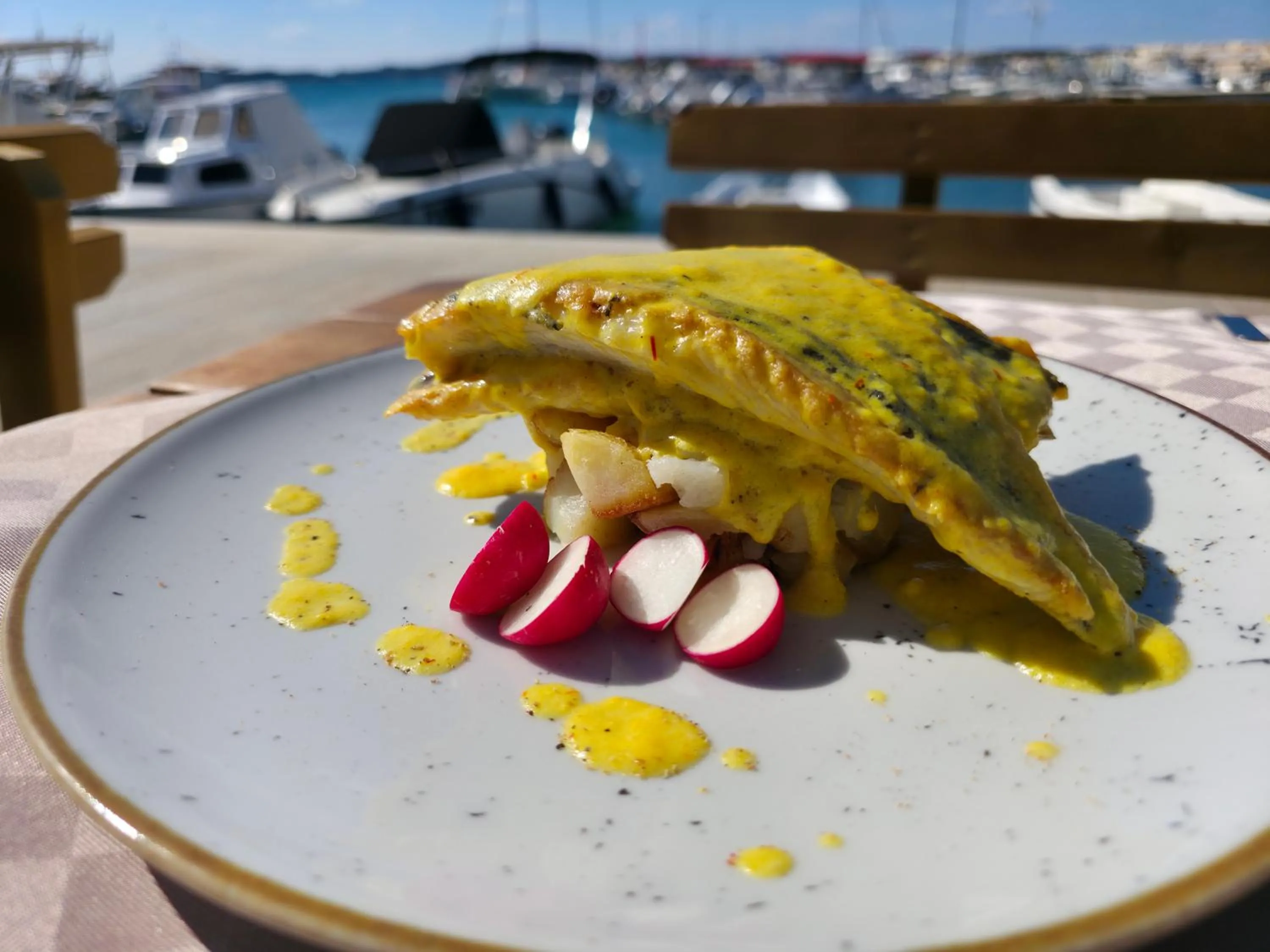 Restaurant/places to eat in Hotel Marina