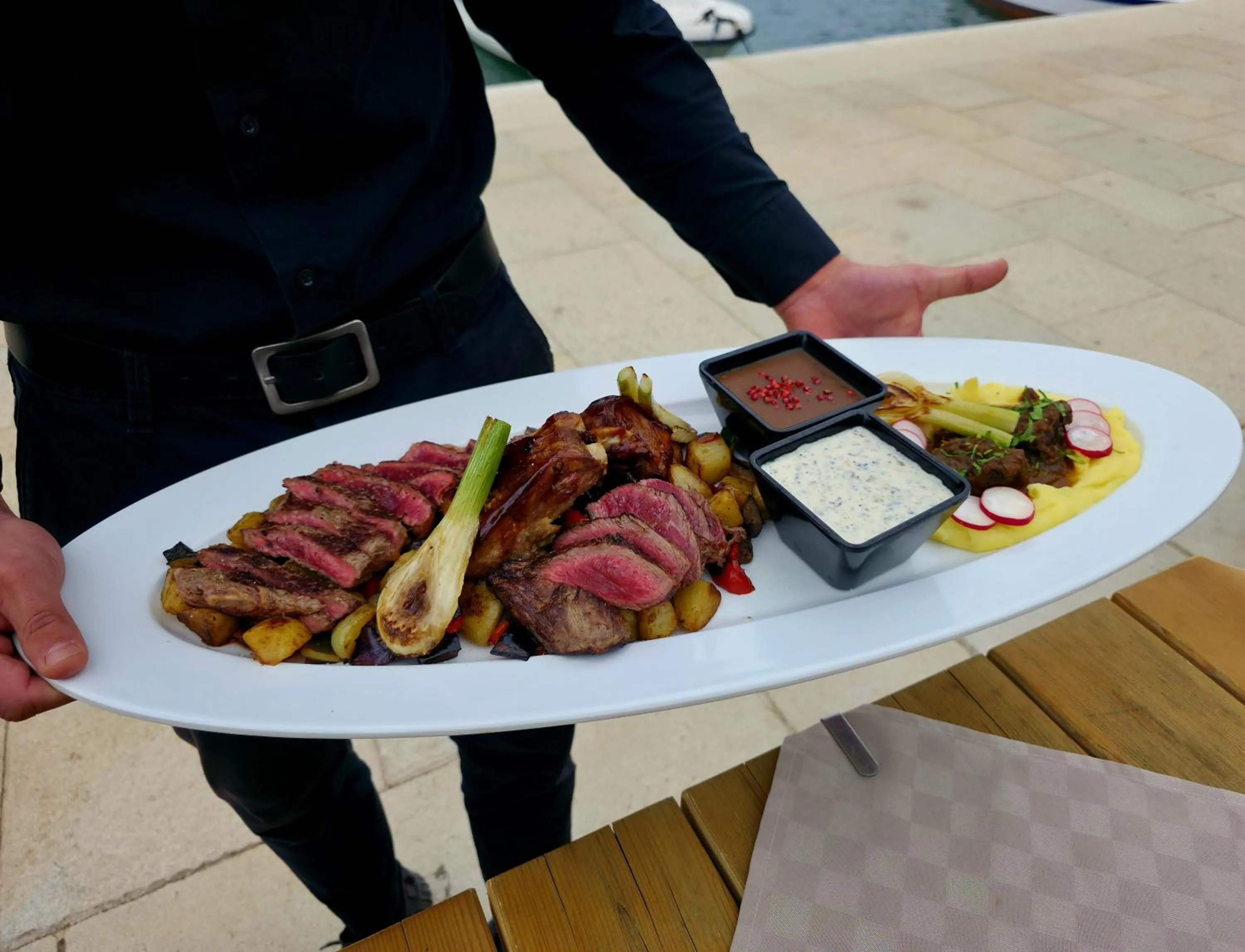 Restaurant/places to eat in Hotel Marina