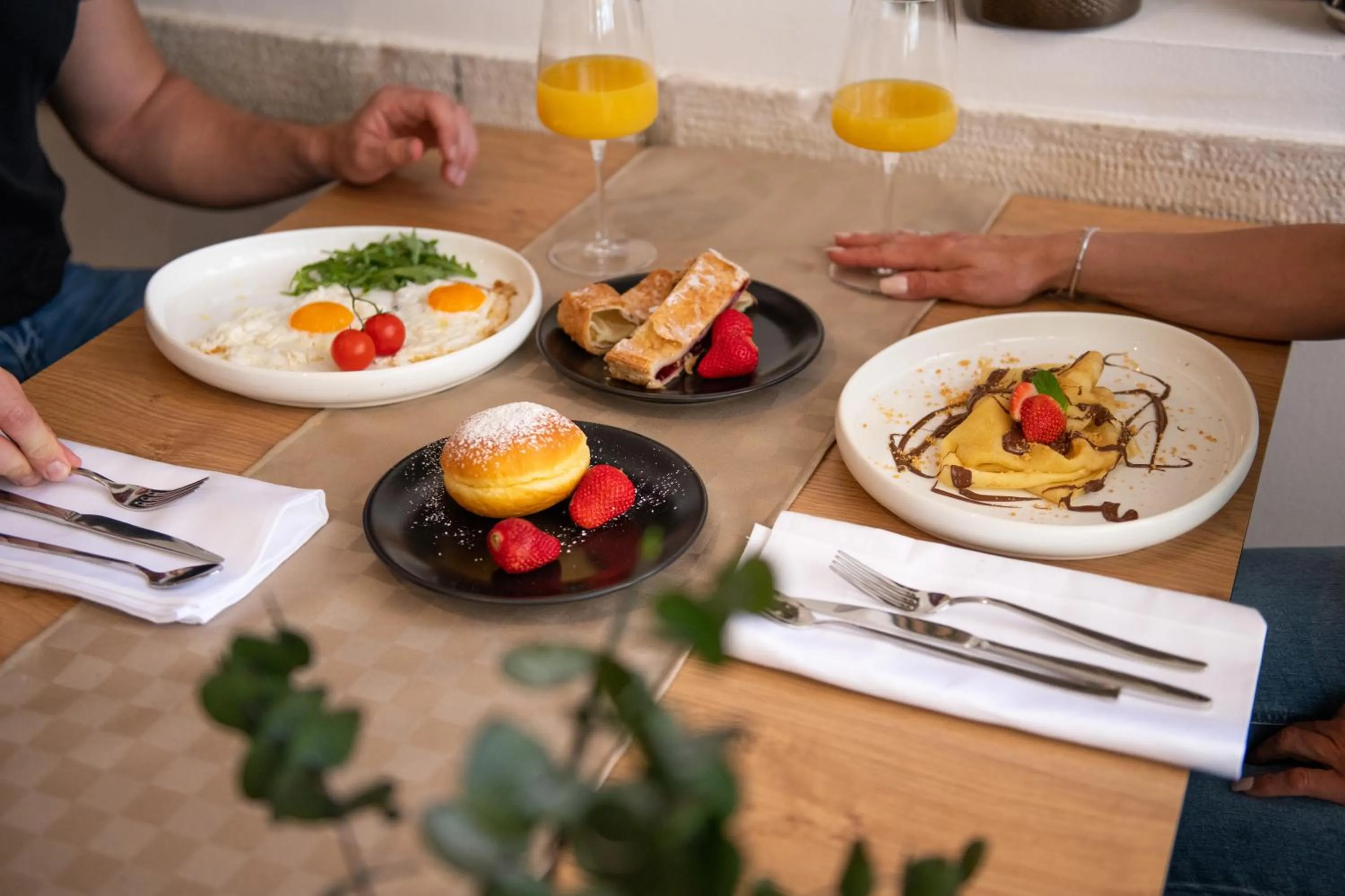 Restaurant/places to eat in Hotel Marina