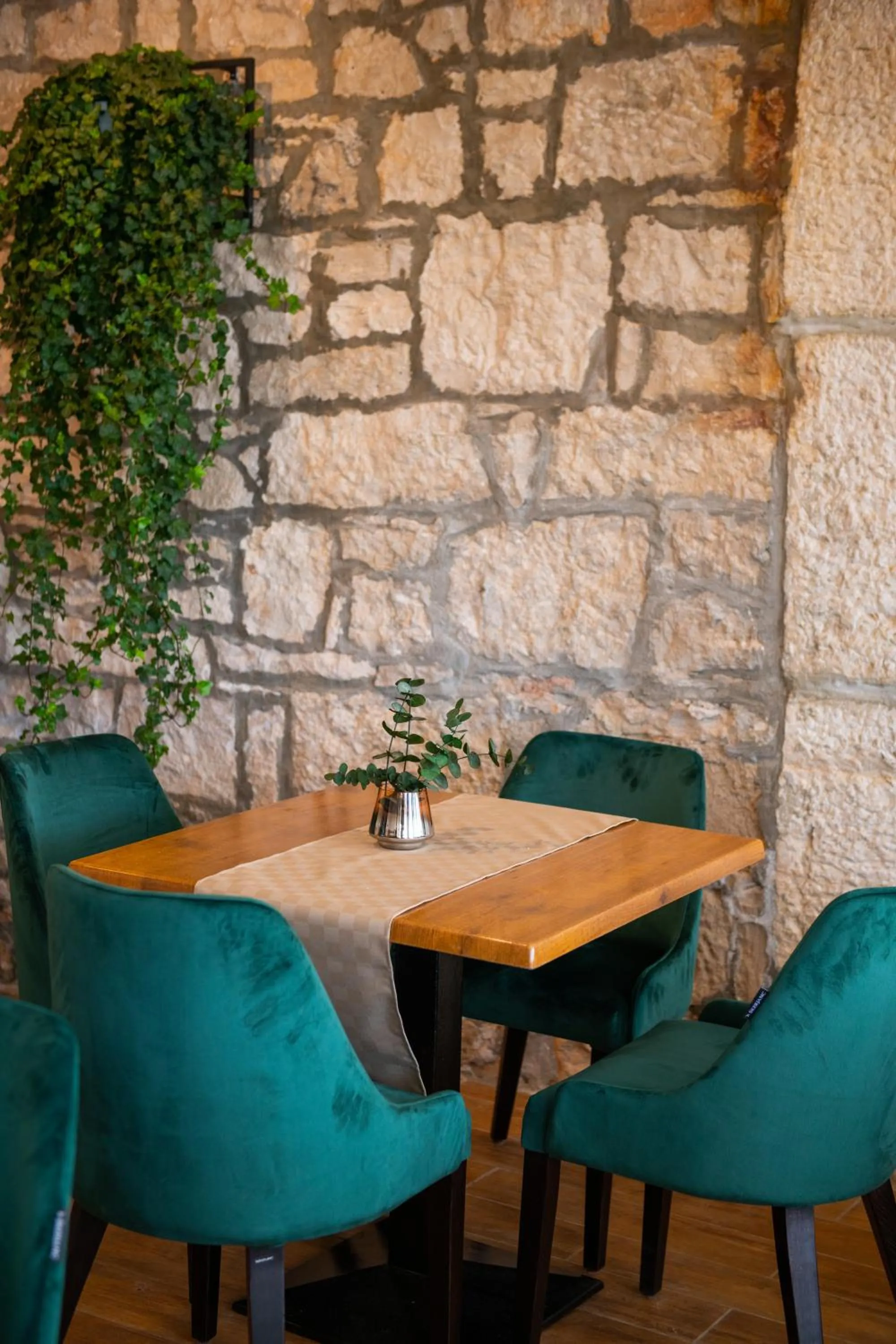 Restaurant/places to eat in Hotel Marina