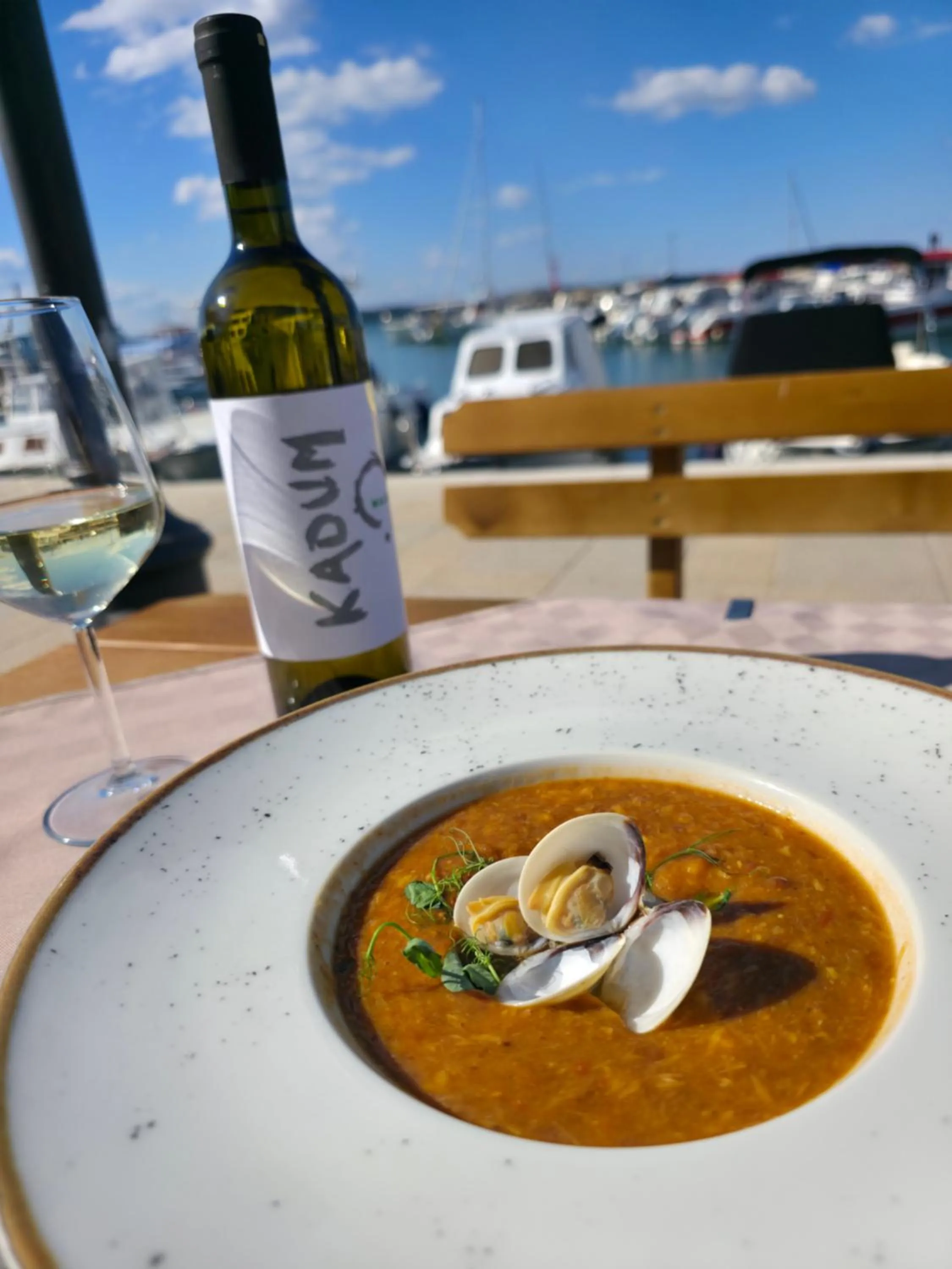 Restaurant/places to eat in Hotel Marina