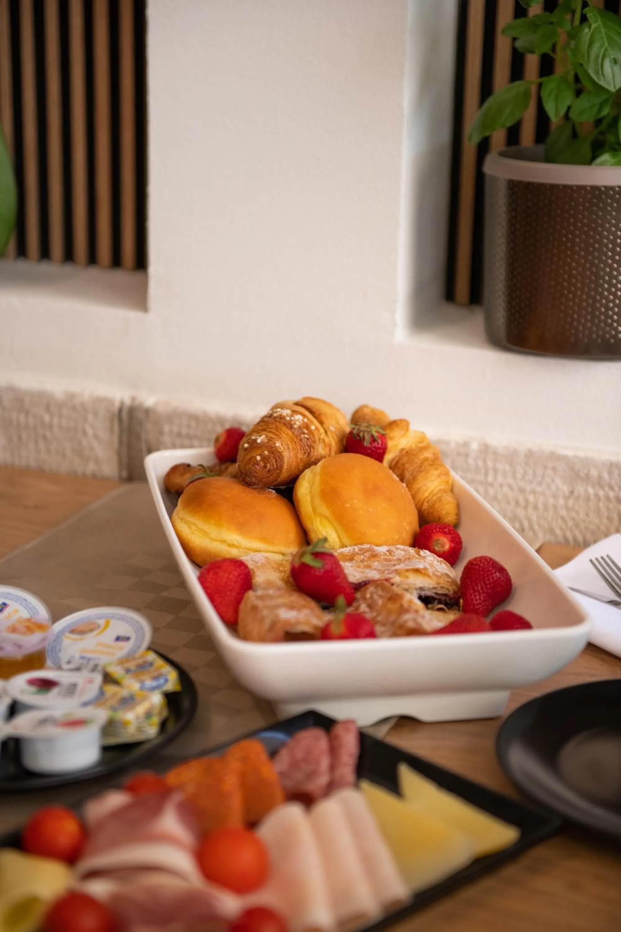 Restaurant/places to eat in Hotel Marina