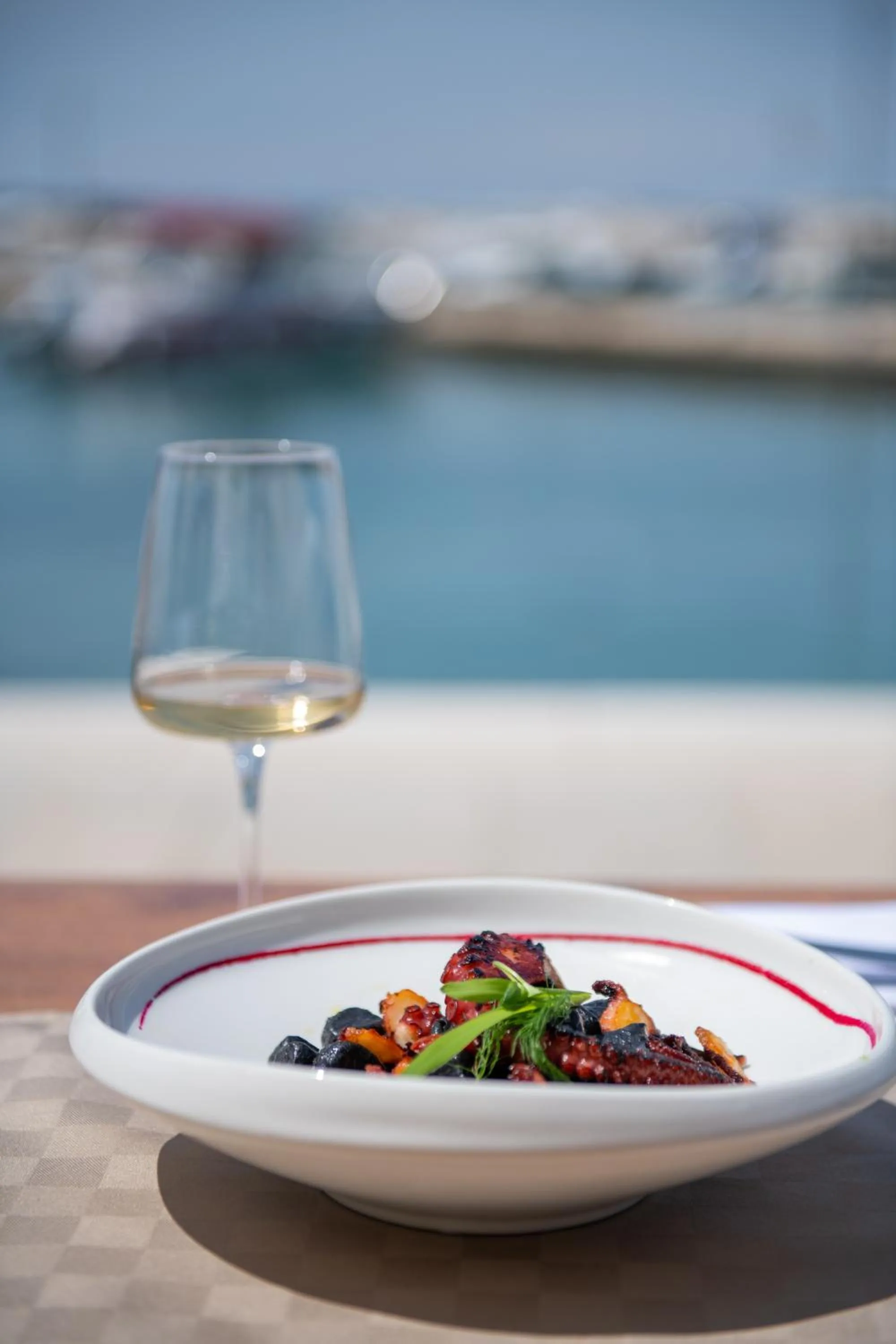 Restaurant/places to eat in Hotel Marina