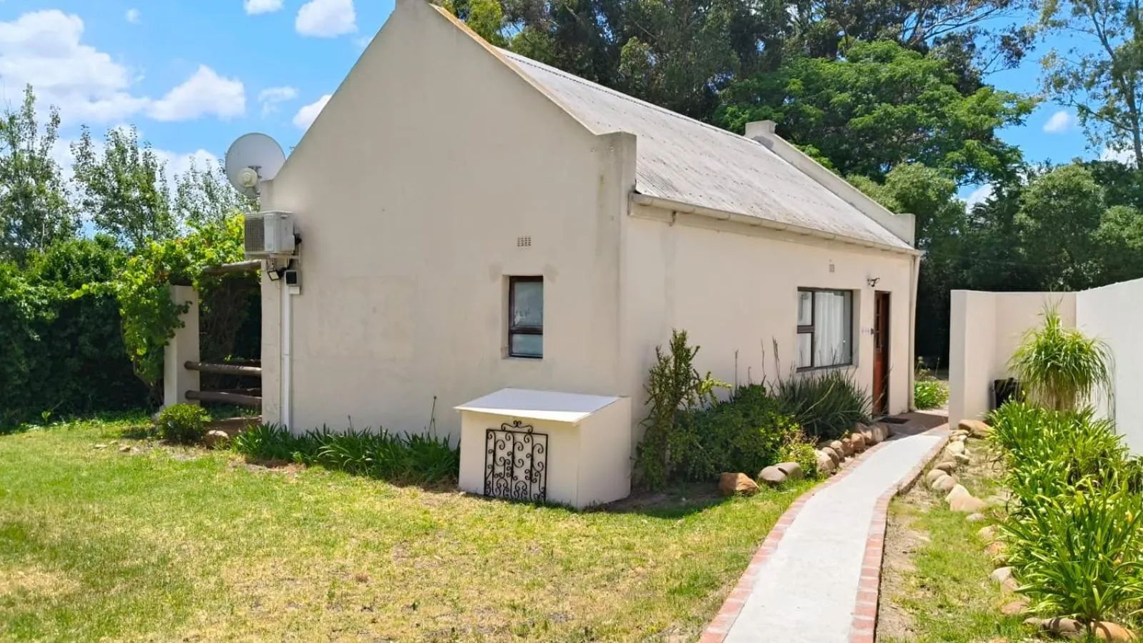 Property building in Lauradale Accommodation