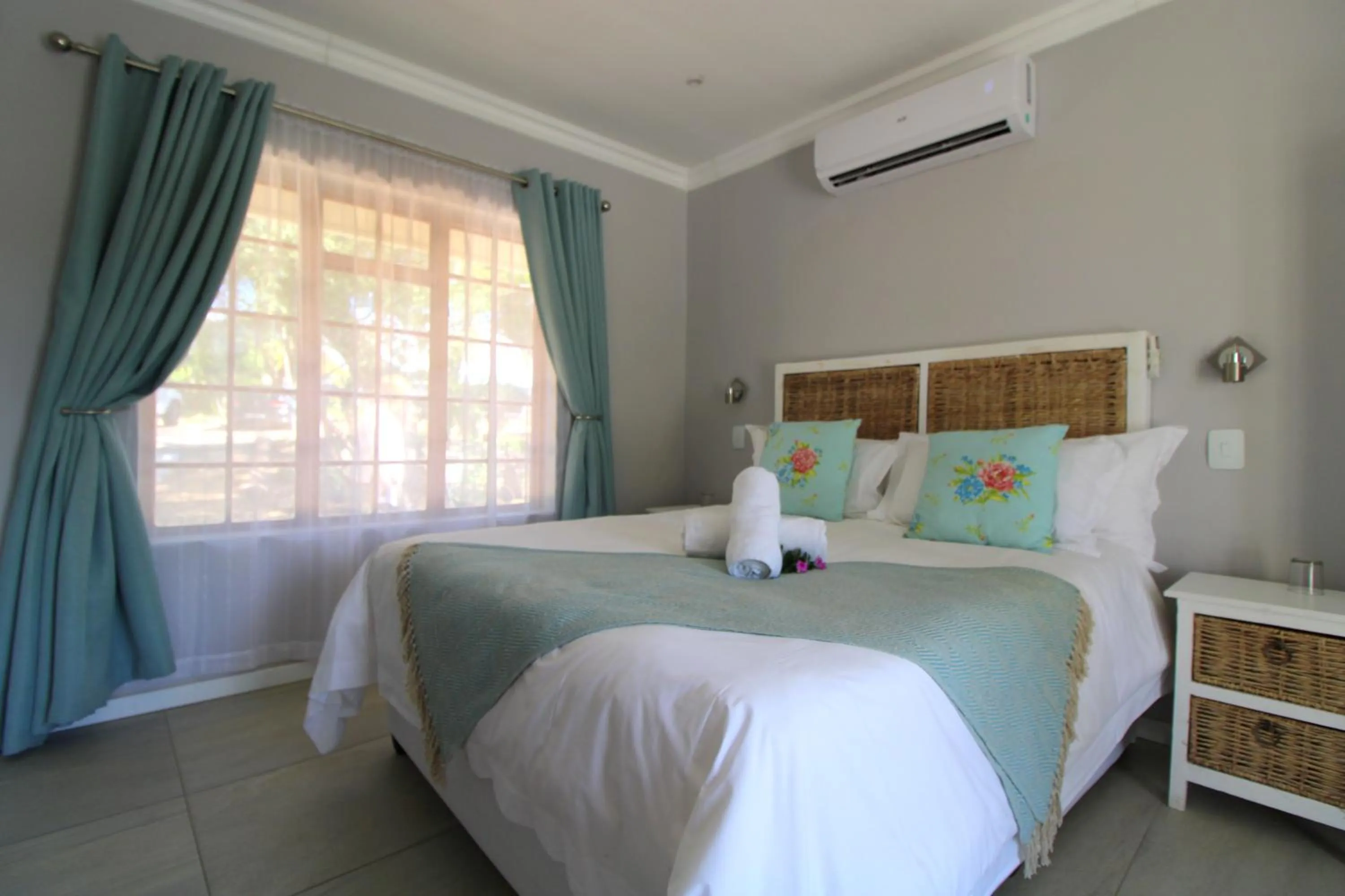 Photo of the whole room, Bed in Lauradale Accommodation