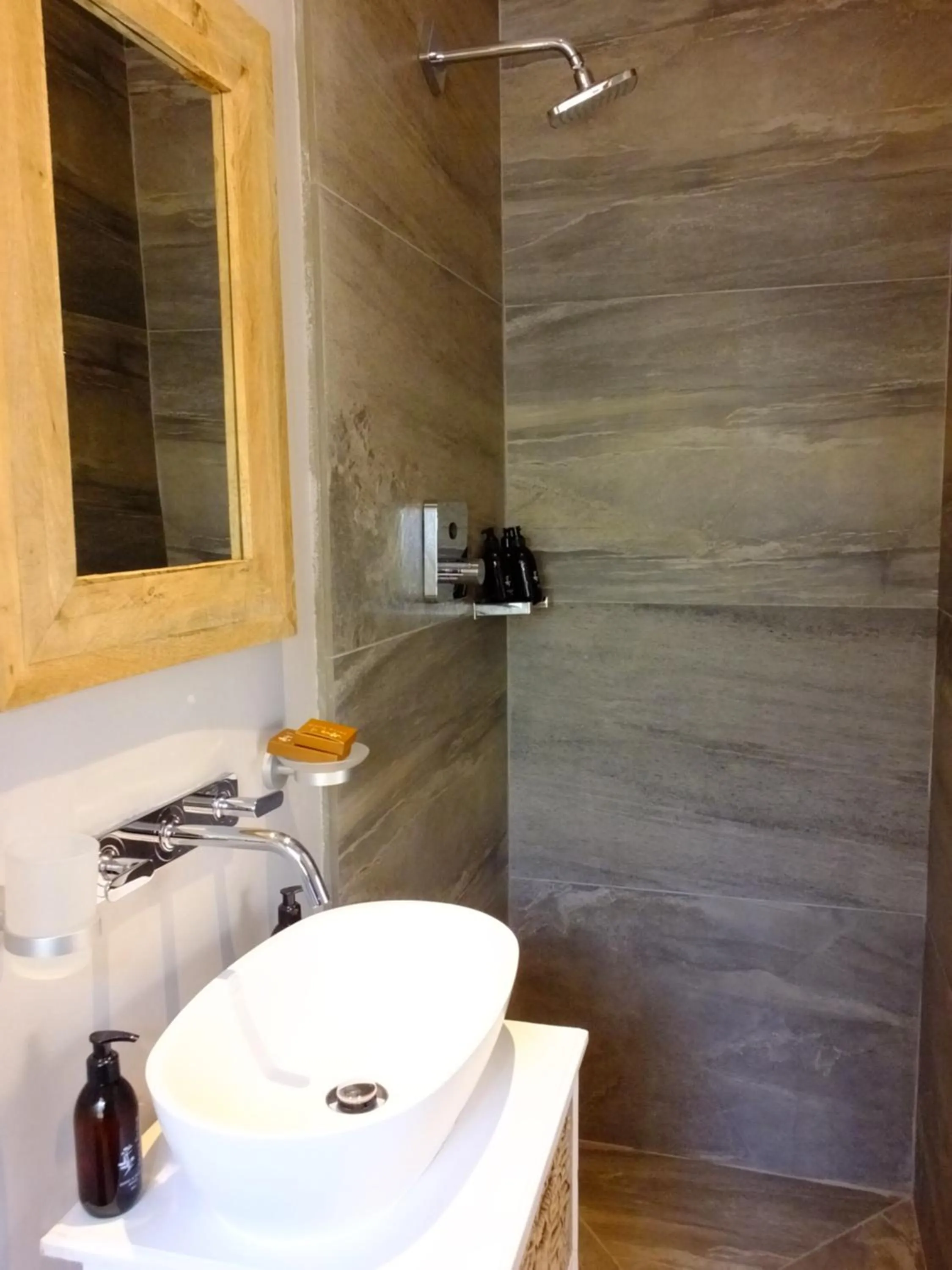 Shower in Lauradale Accommodation