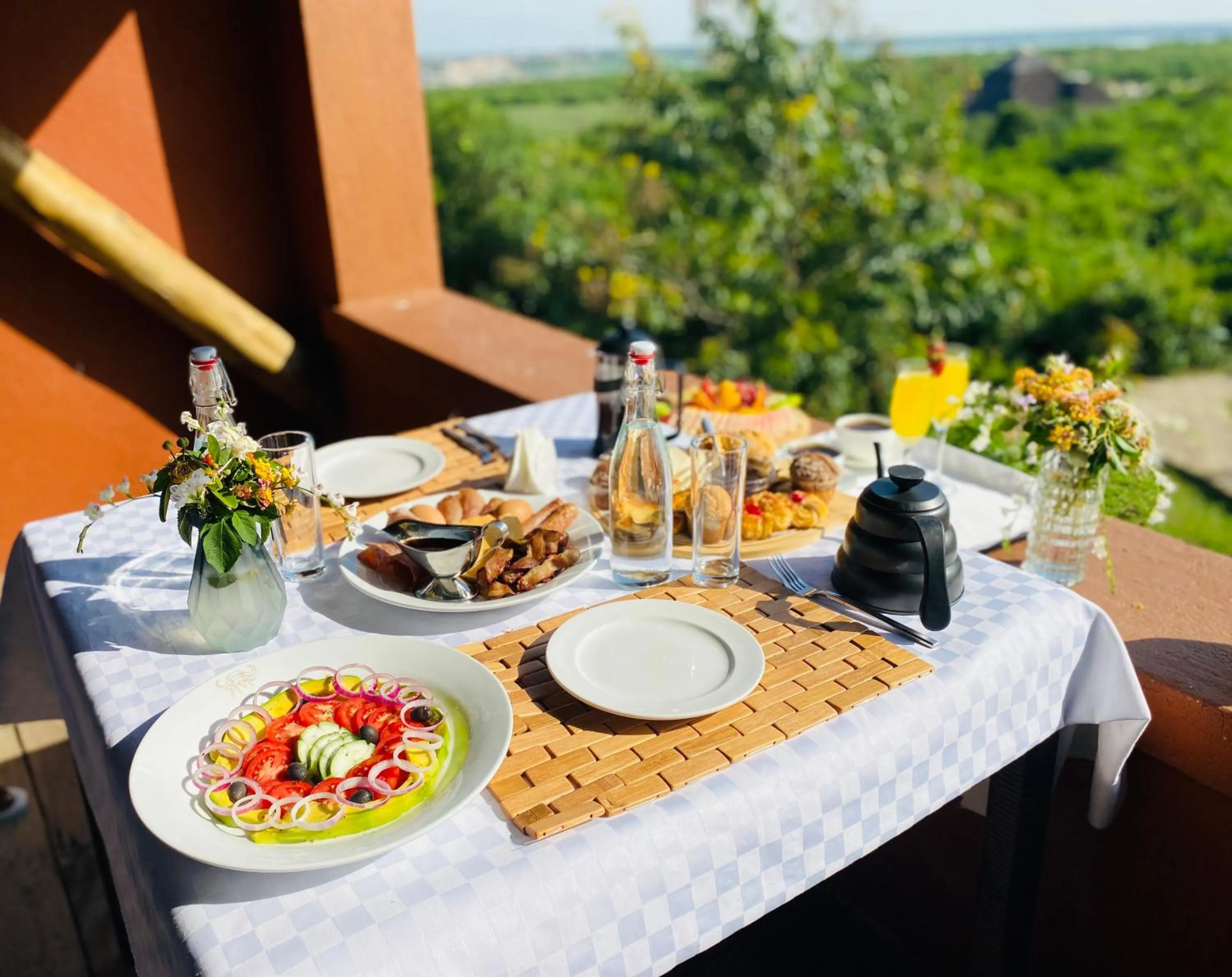 Breakfast in Buffalo Safari Lodge