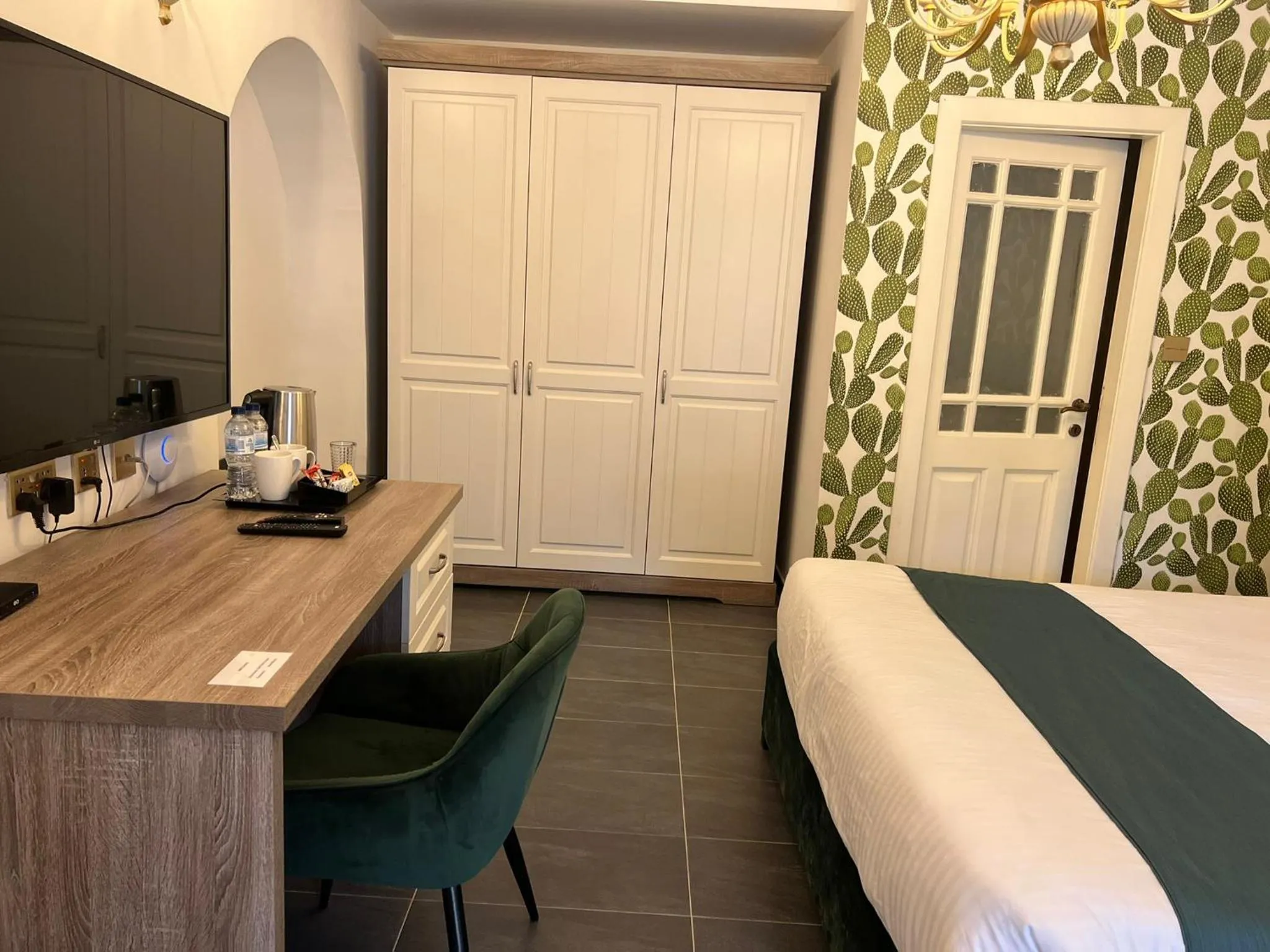 Coffee/tea facilities, Bed in The Red Farm Relais & Spa