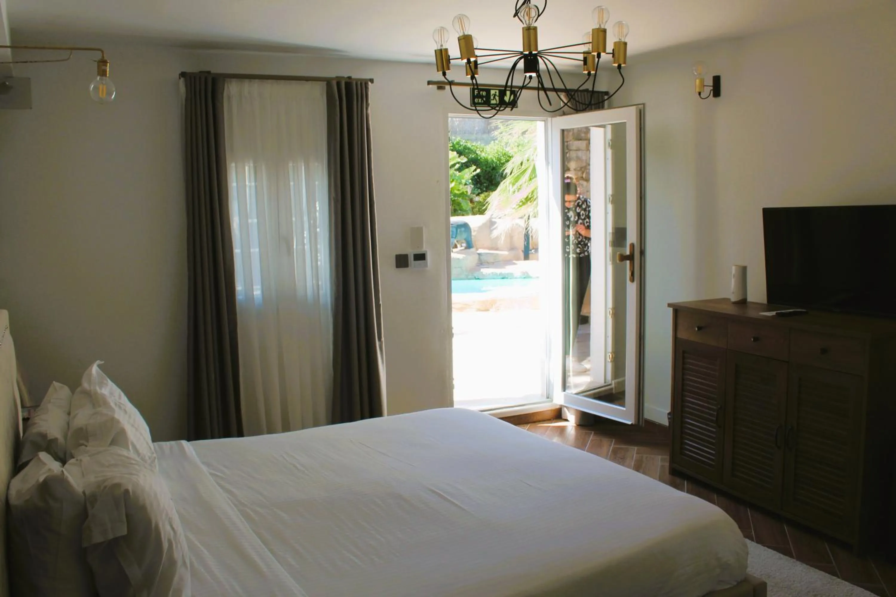 Pool view, Bed in The Red Farm Relais & Spa