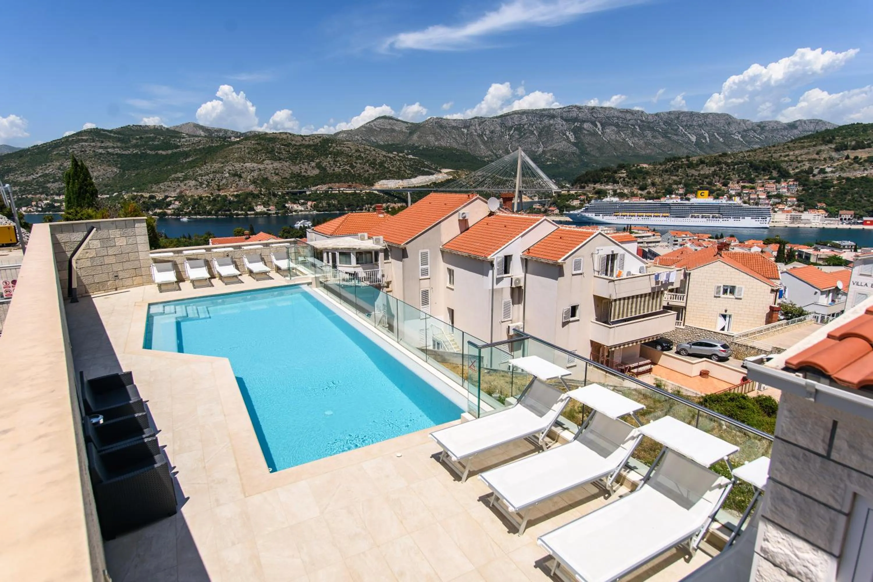 Swimming pool in Vila Curic