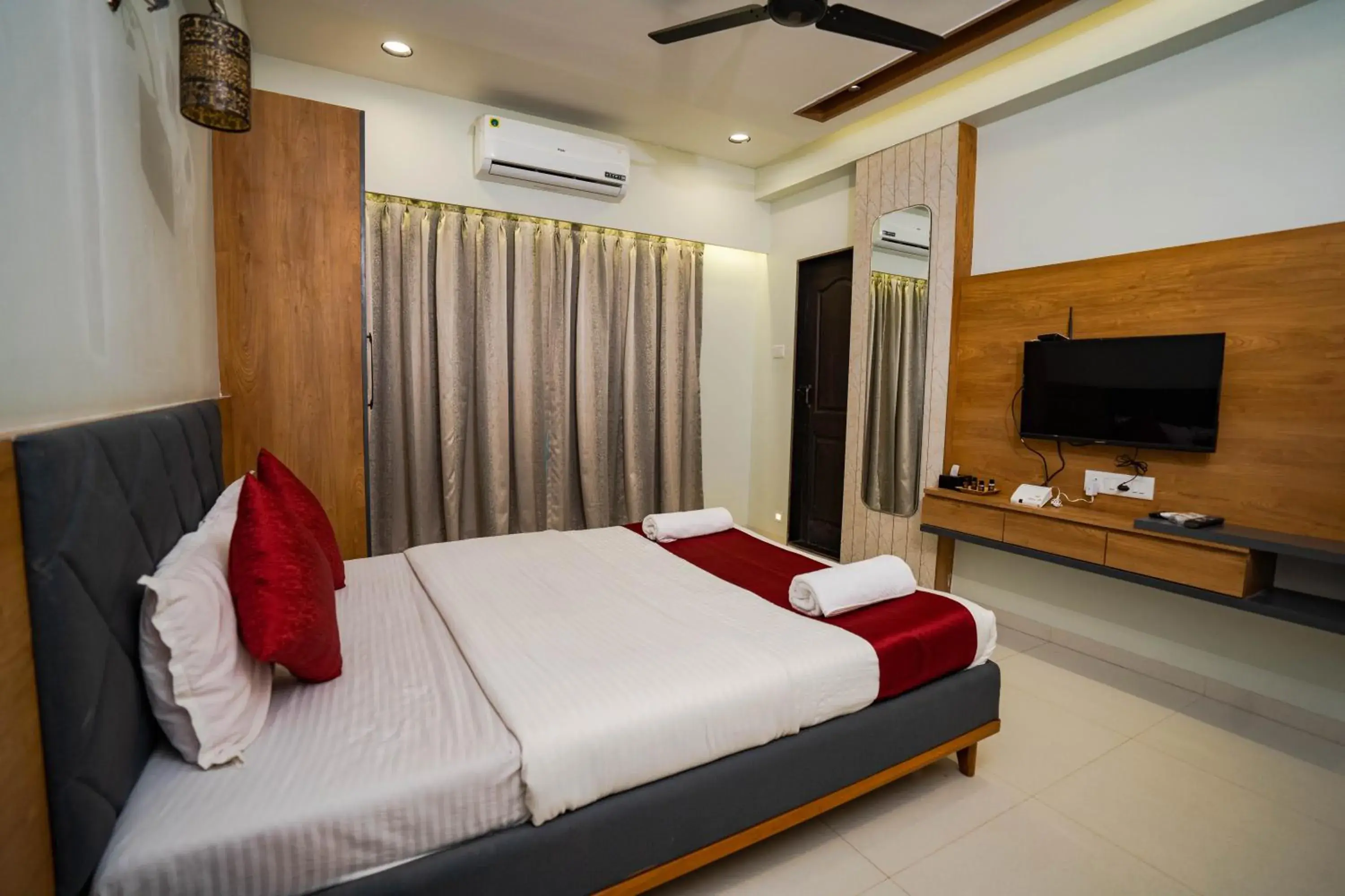 Deluxe Room (2 Adults + 1 Child) in Lotus The Lake View Resort Deluxe Room (2 Adults + 1 Child) in Lotus The Lake View Resort