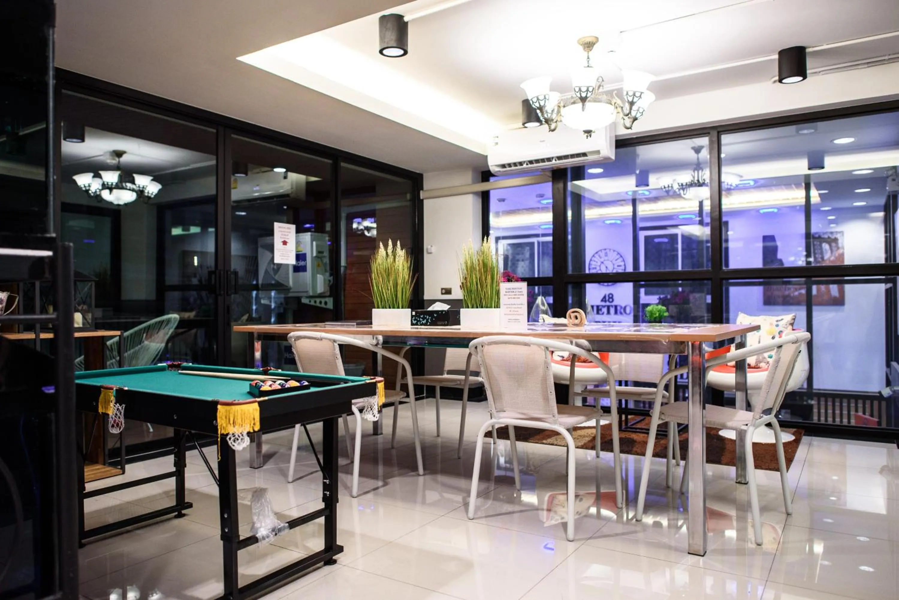 Restaurant/places to eat in 48 Metro Hotel