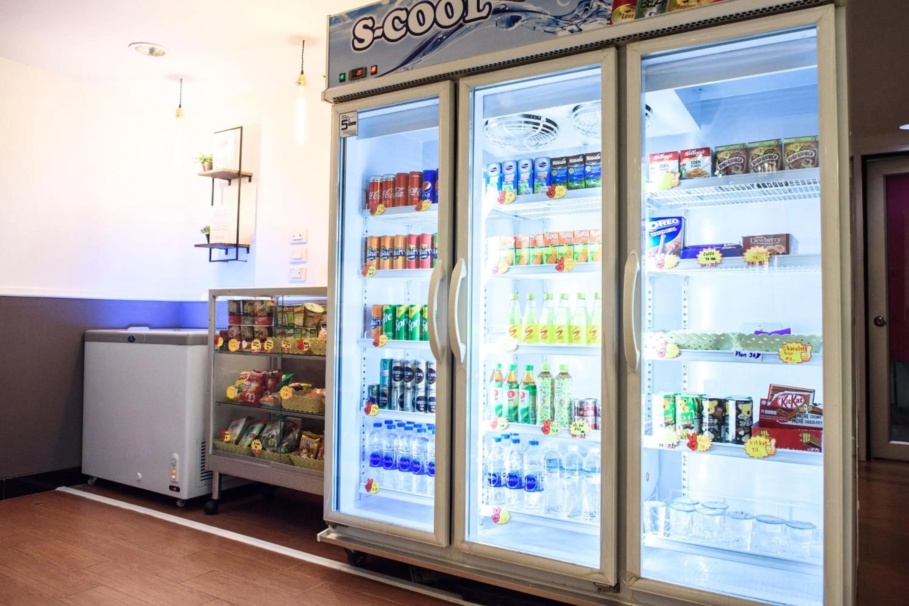 On-site shops in 48 Metro Hotel