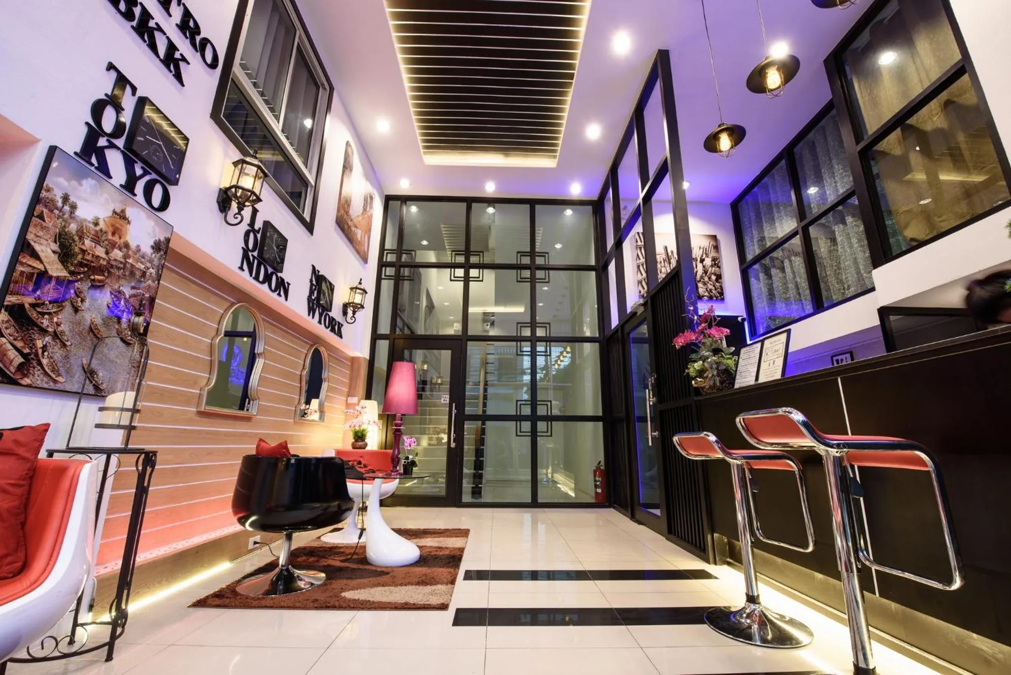 Lobby or reception in 48 Metro Hotel