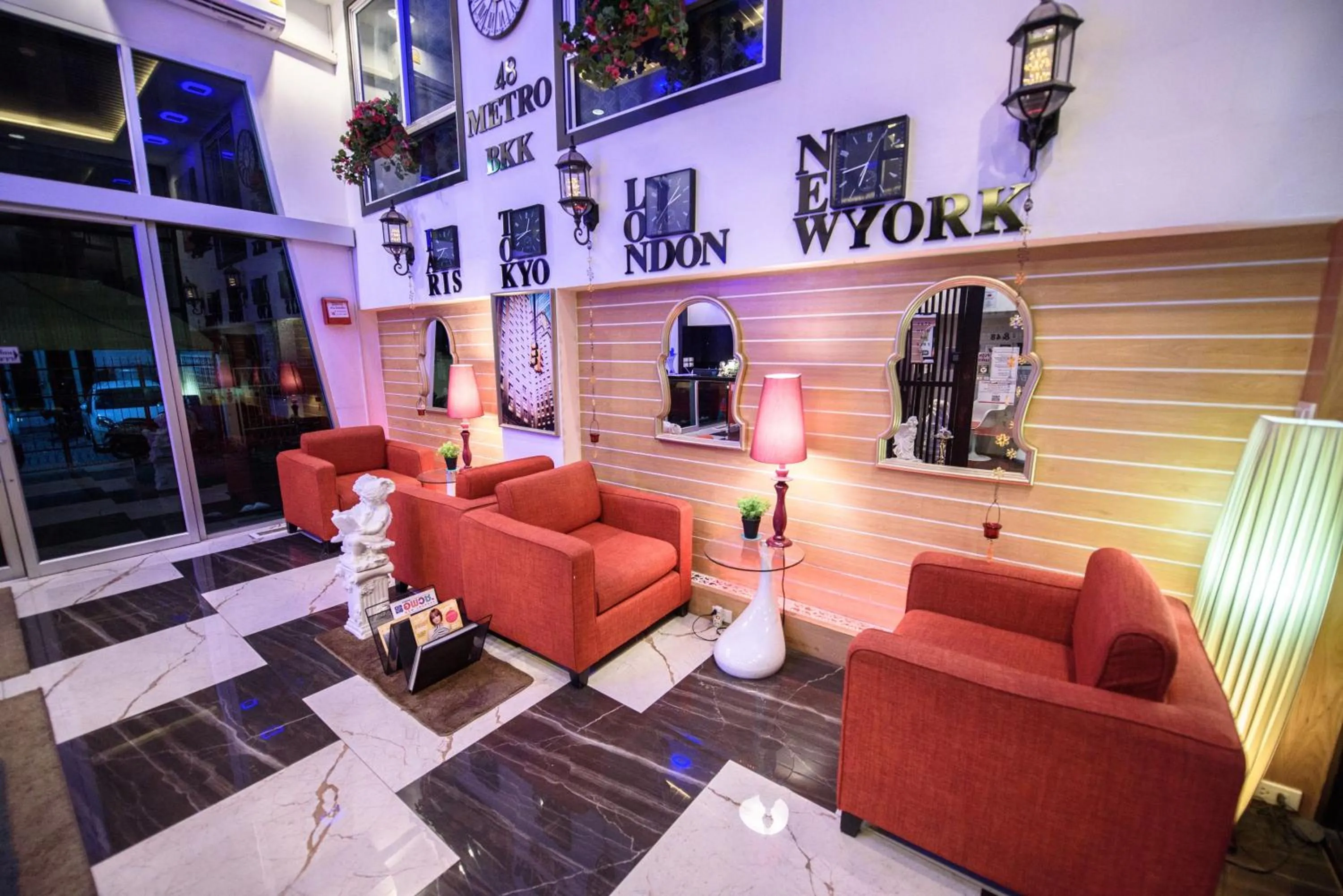 Lobby or reception in 48 Metro Hotel