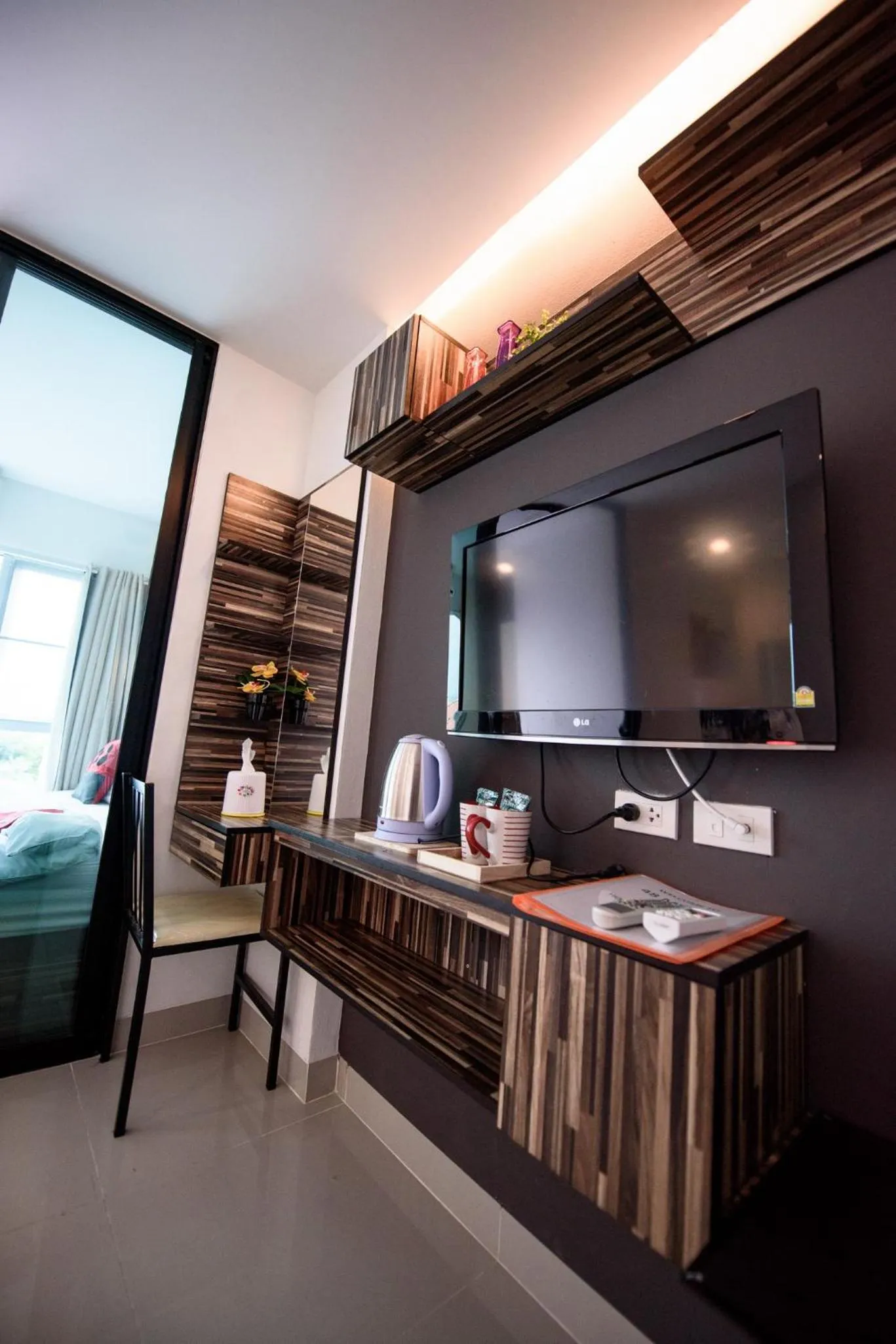 TV and multimedia in 48 Metro Hotel