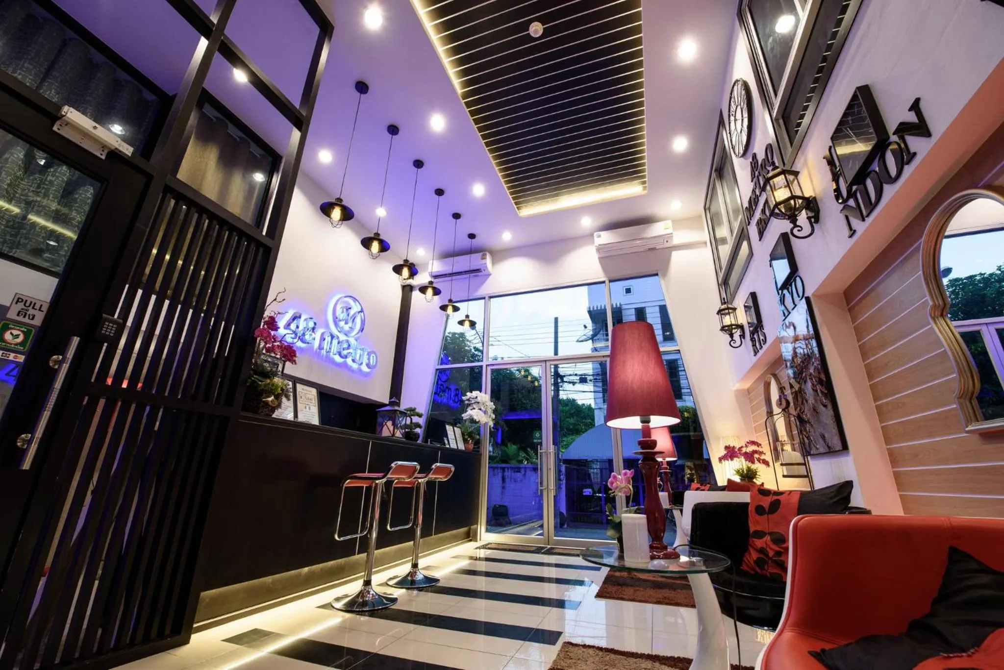 Lobby or reception in 48 Metro Hotel