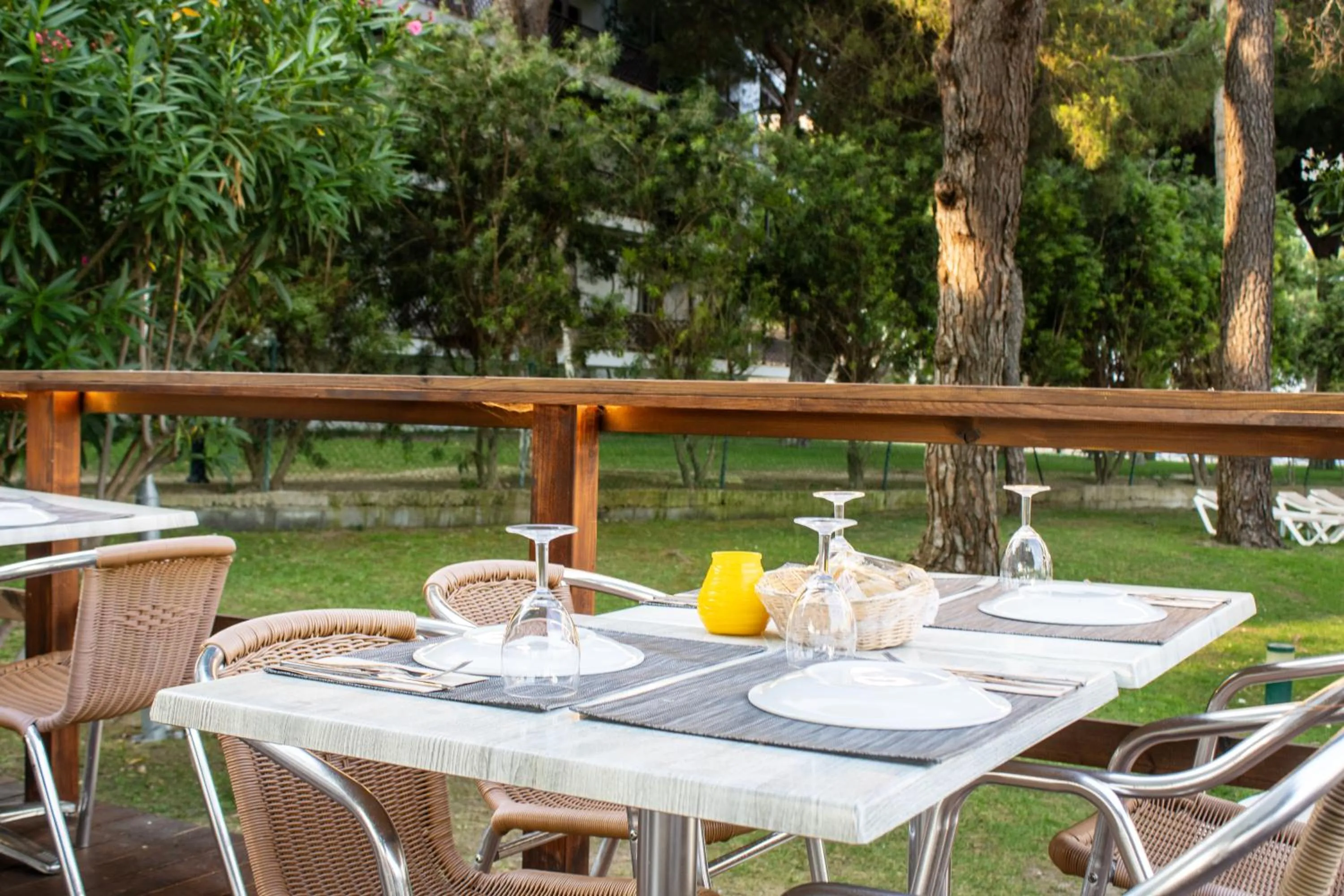 Restaurant/places to eat in AP Victoria Sports & Beach