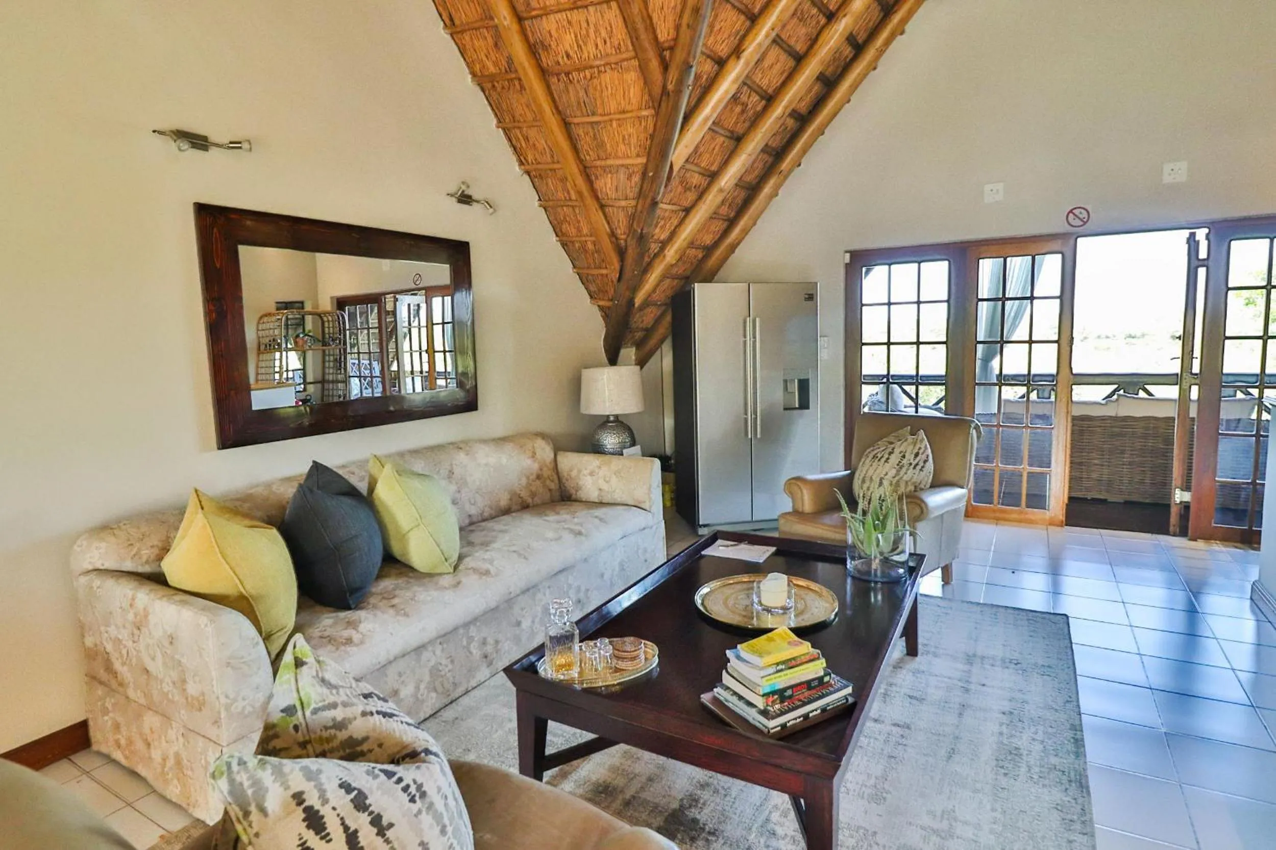 Living room in Kruger Riverside Lodge - No Load-shedding