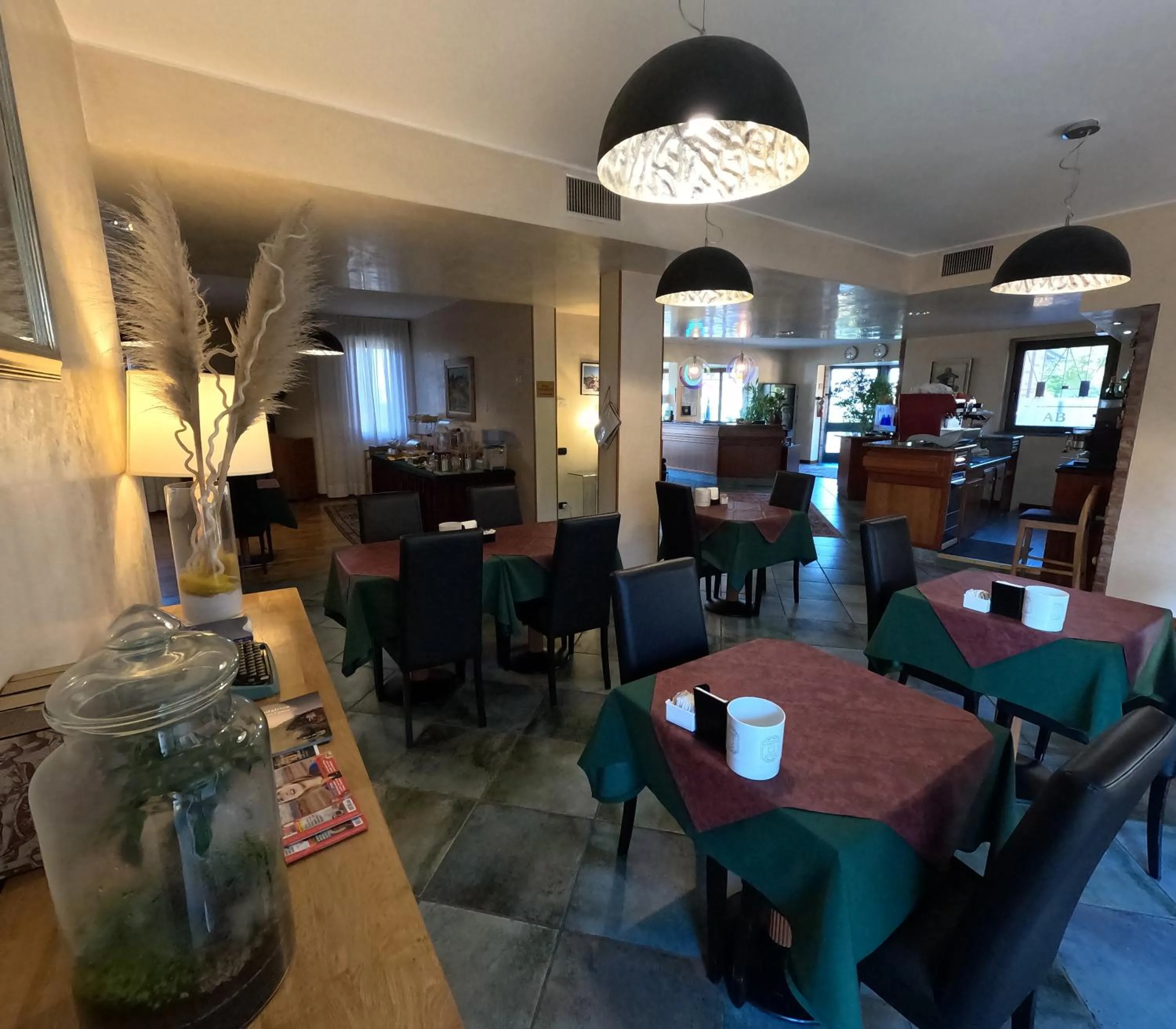 Restaurant/places to eat in Hotel Air Bag