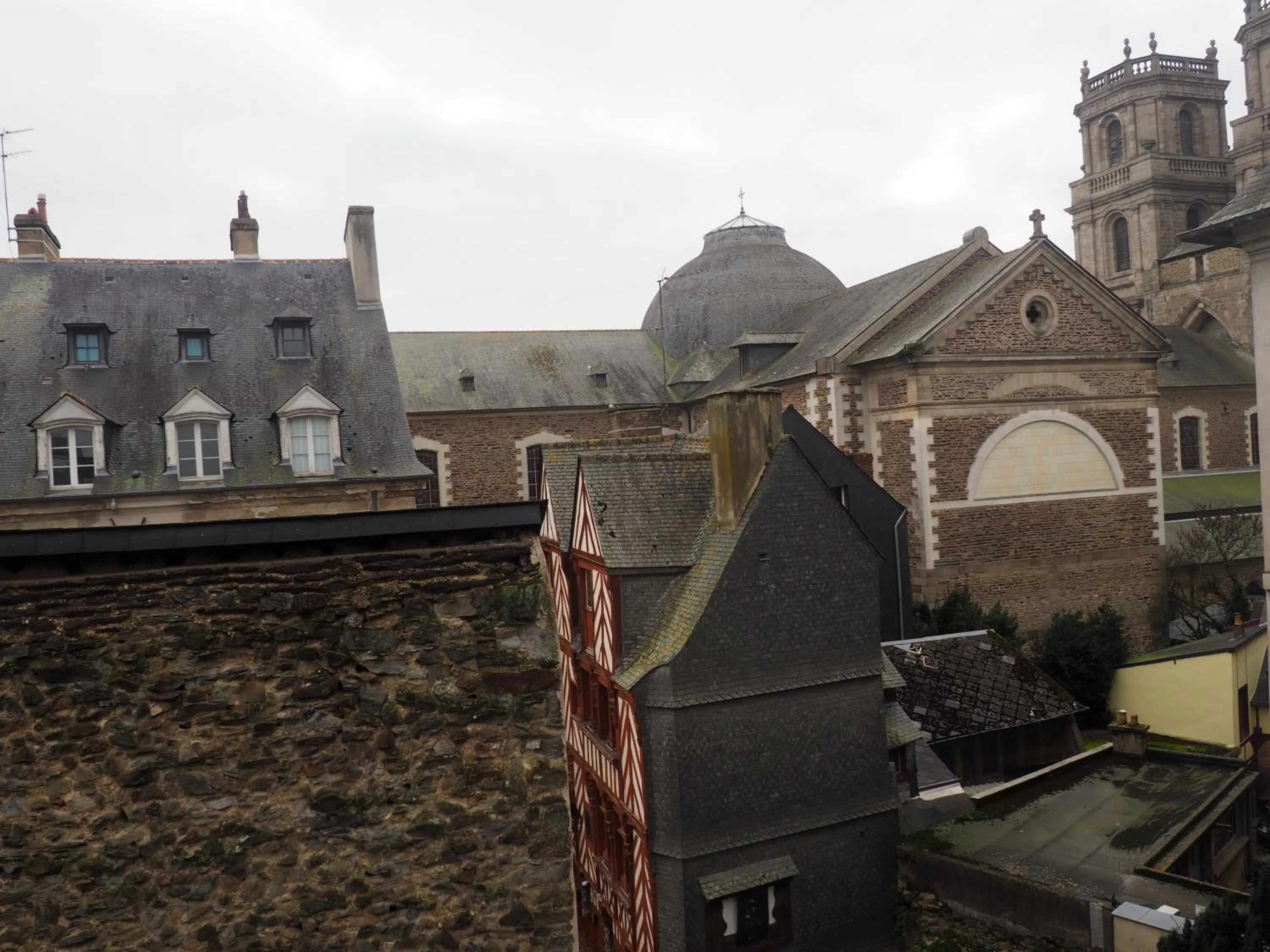 Property building in Le Quatre