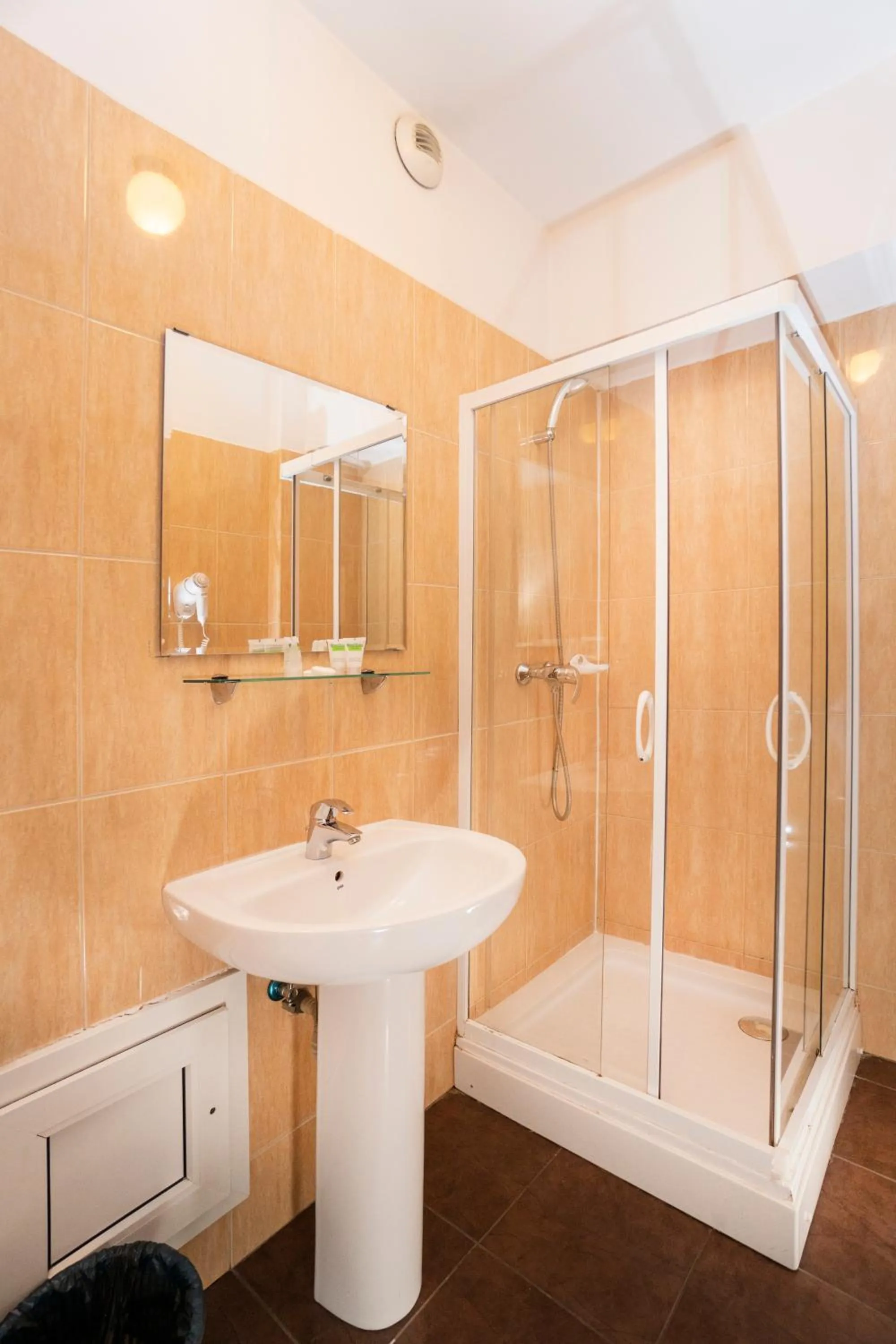 Bathroom in West Gate Studios