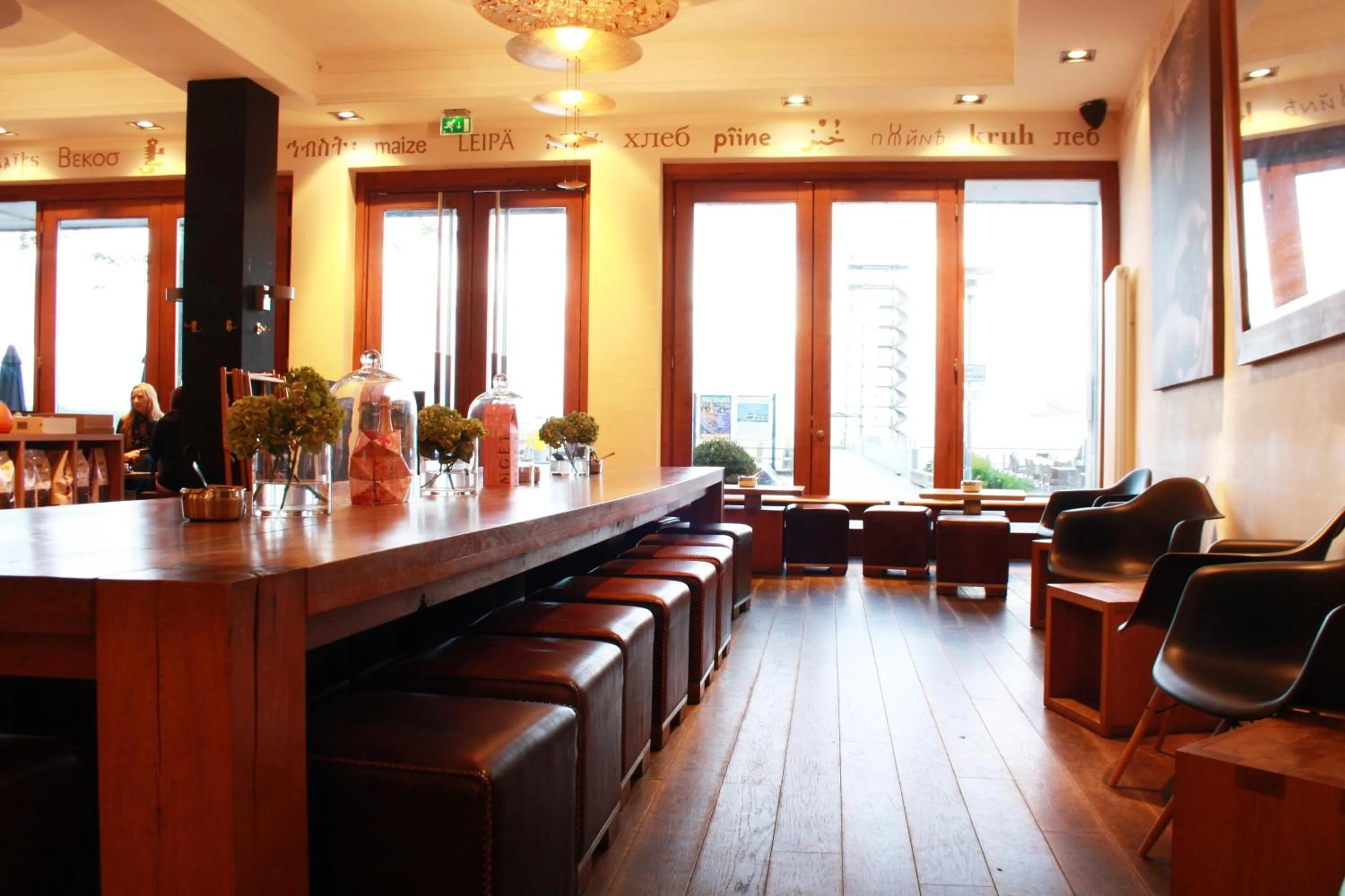 Restaurant/places to eat in aika seaside living hotel