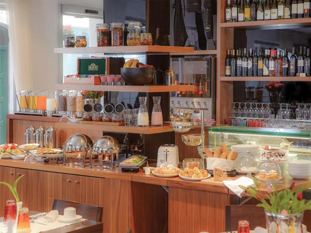 Restaurant/places to eat in Marmont Heritage Hotel