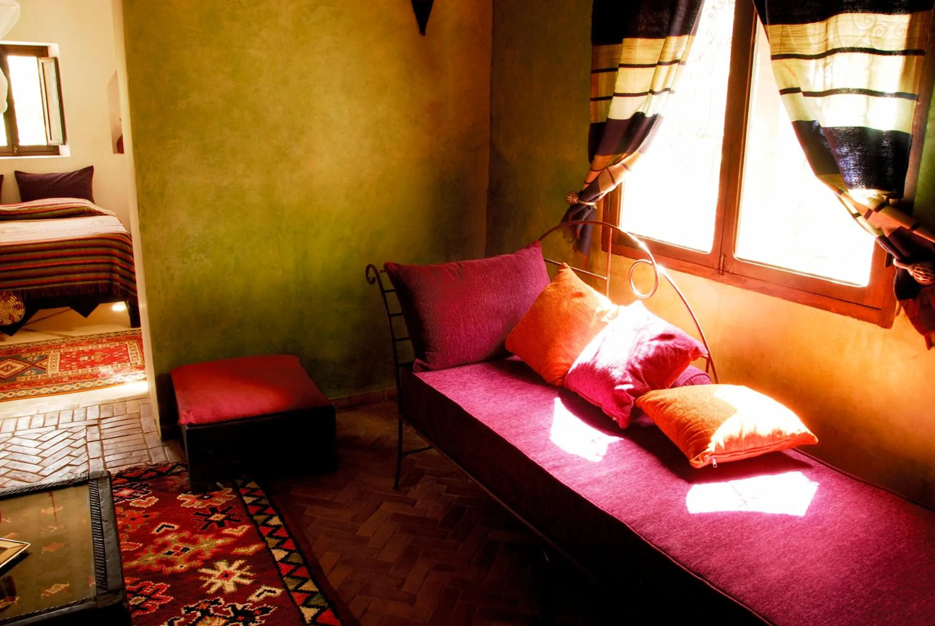 Living room, Bed in Maison d'Hôtes Kasbah Azul