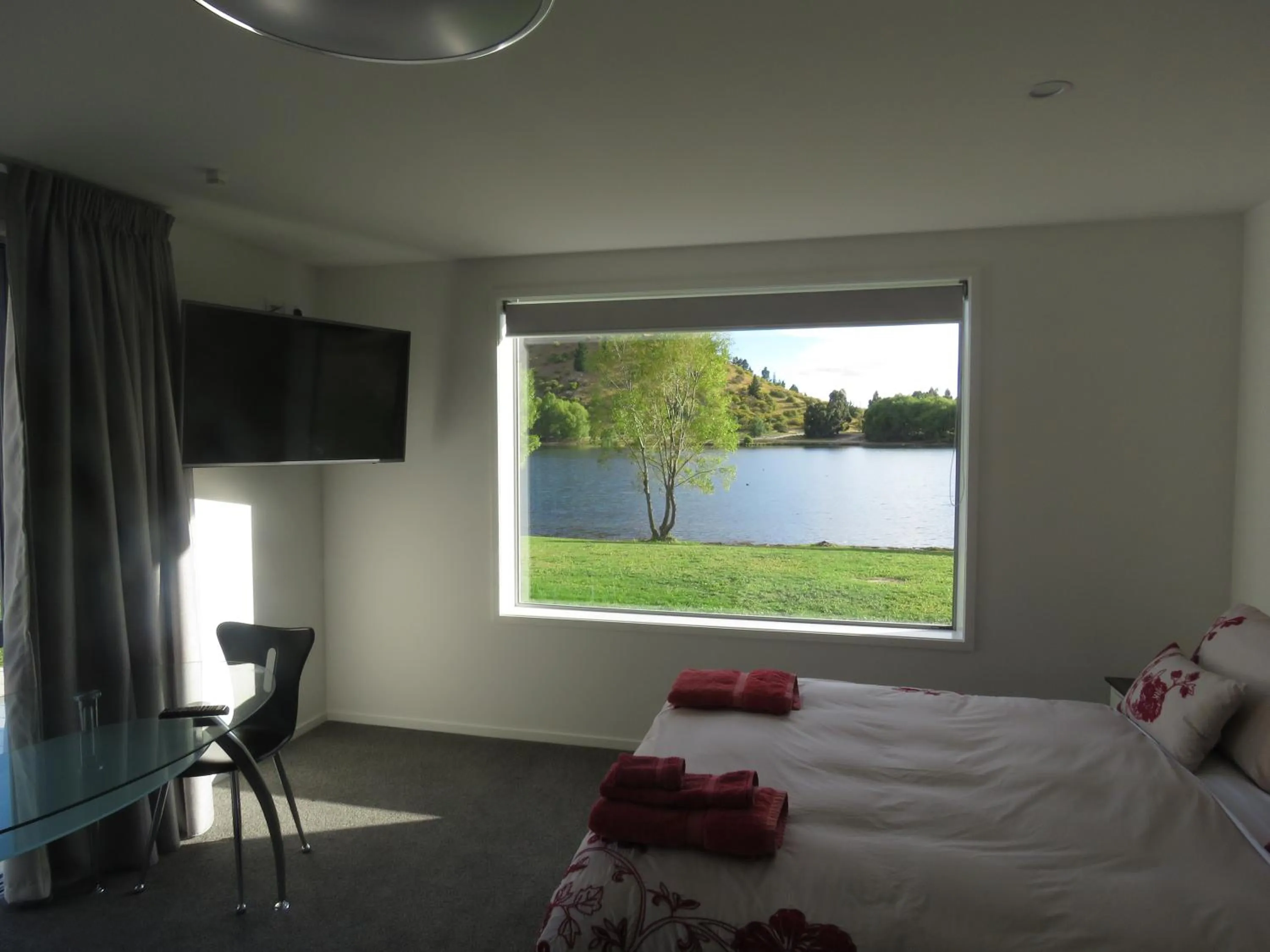 Photo of the whole room, Bed in Cromwell Escape