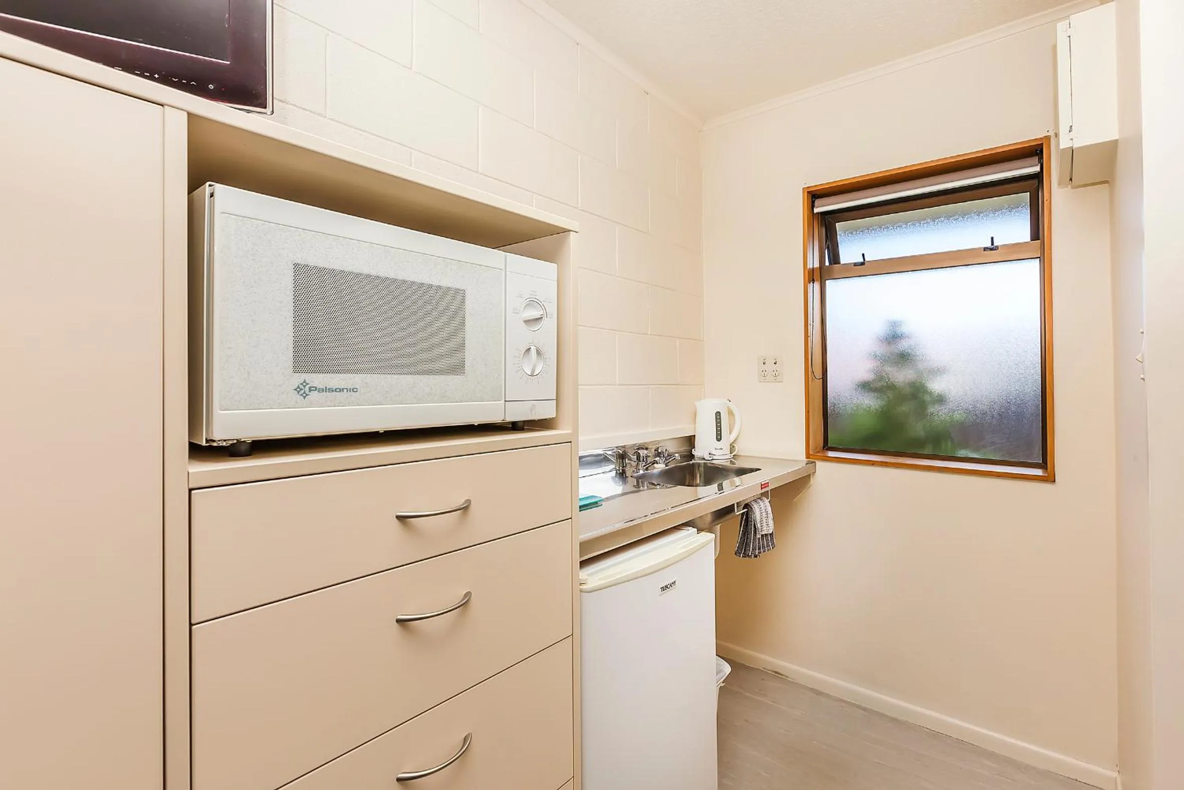 Kitchen or kitchenette in Foreshore Motor Lodge