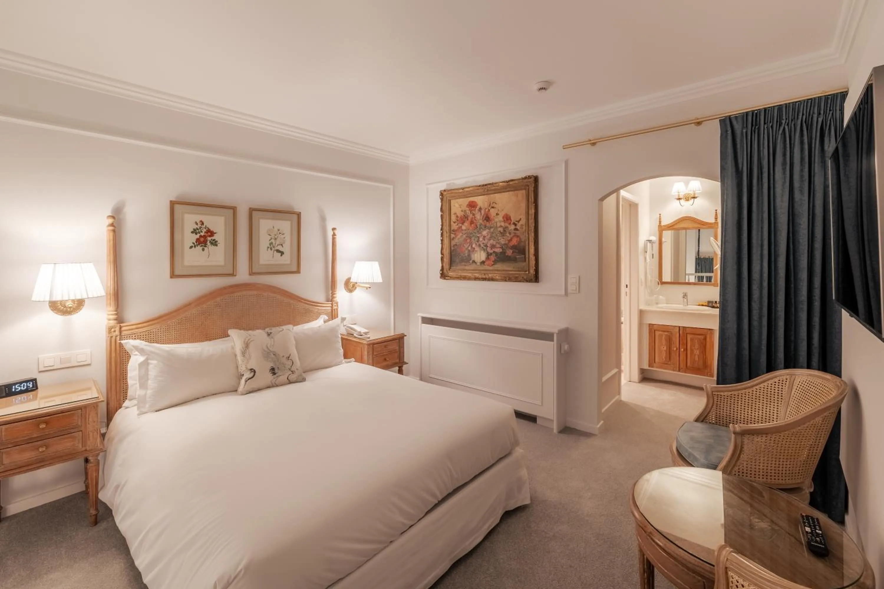 Bed in Hotel Manos Stephanie