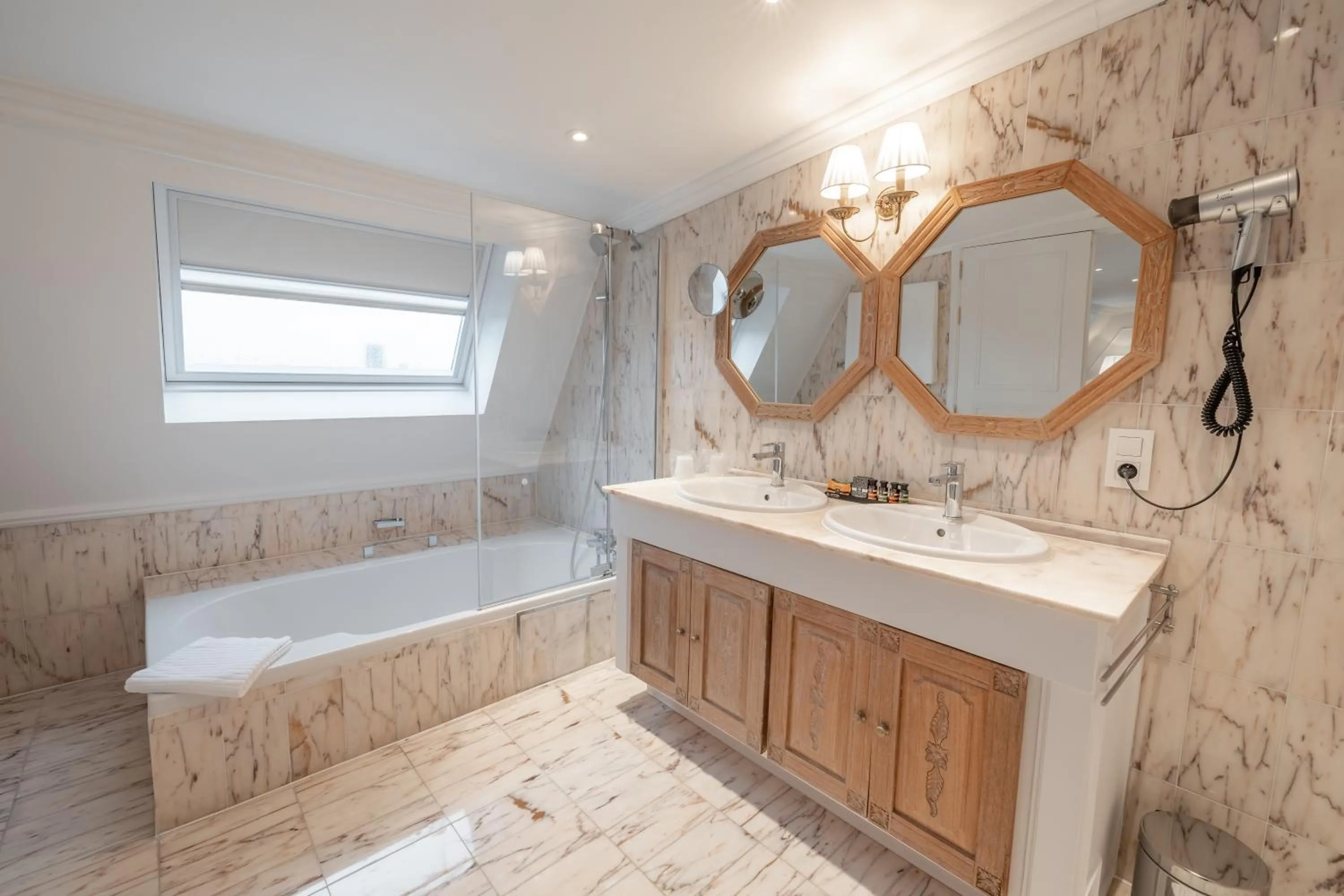 Bathroom in Hotel Manos Stephanie