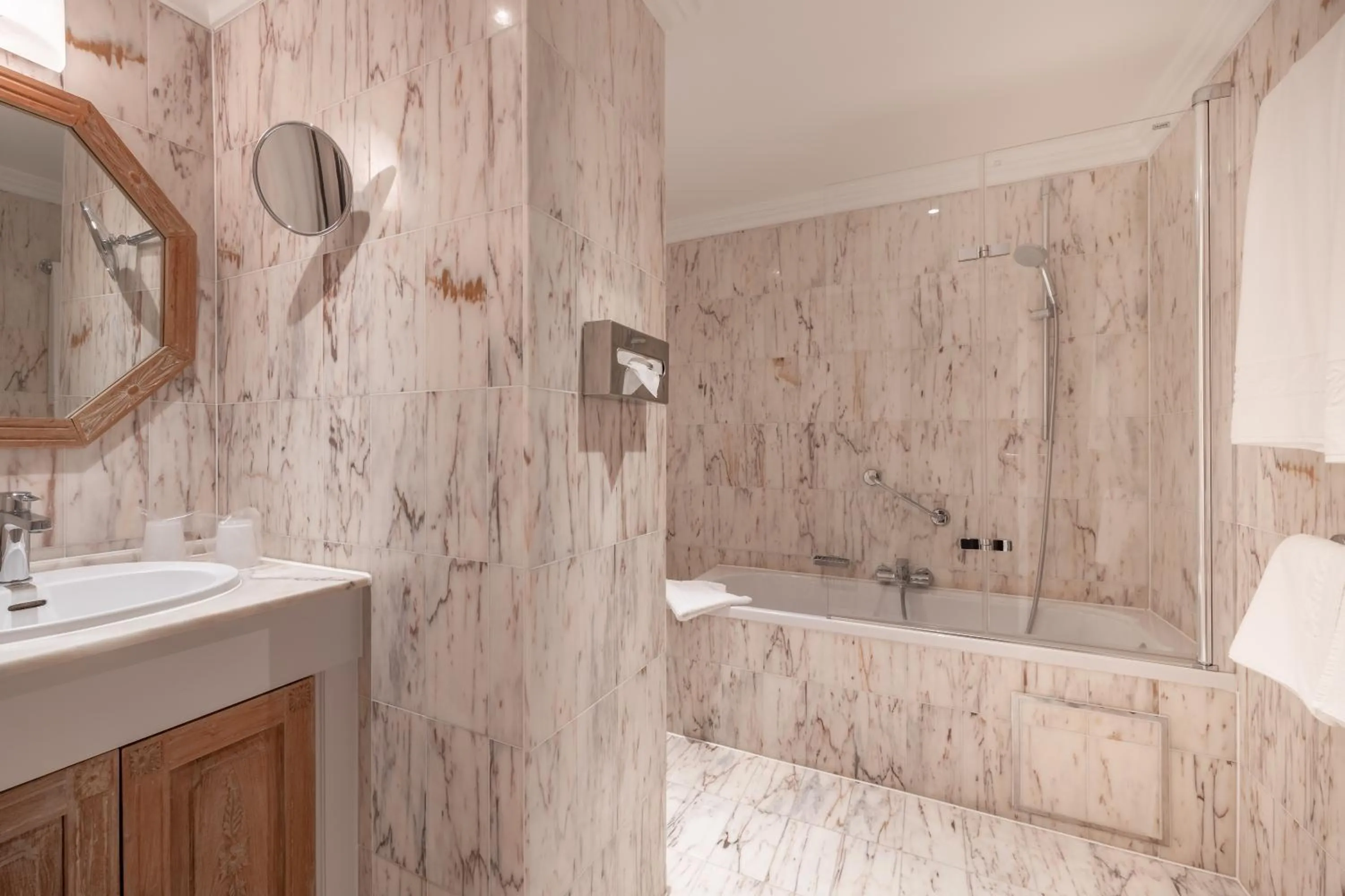 Bathroom in Hotel Manos Stephanie