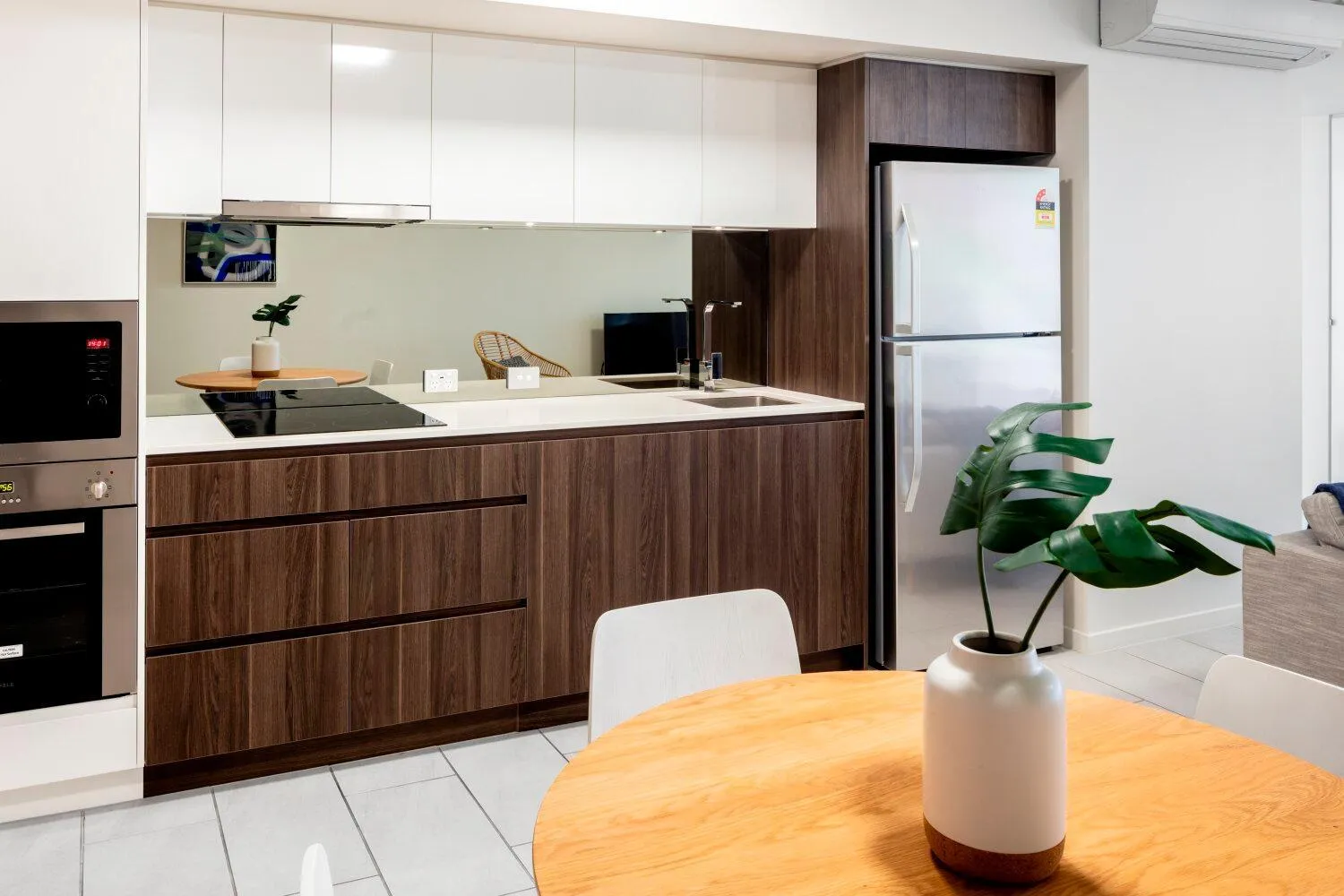 Kitchen or kitchenette in First Light Mooloolaba, an Ascend Collection Hotel