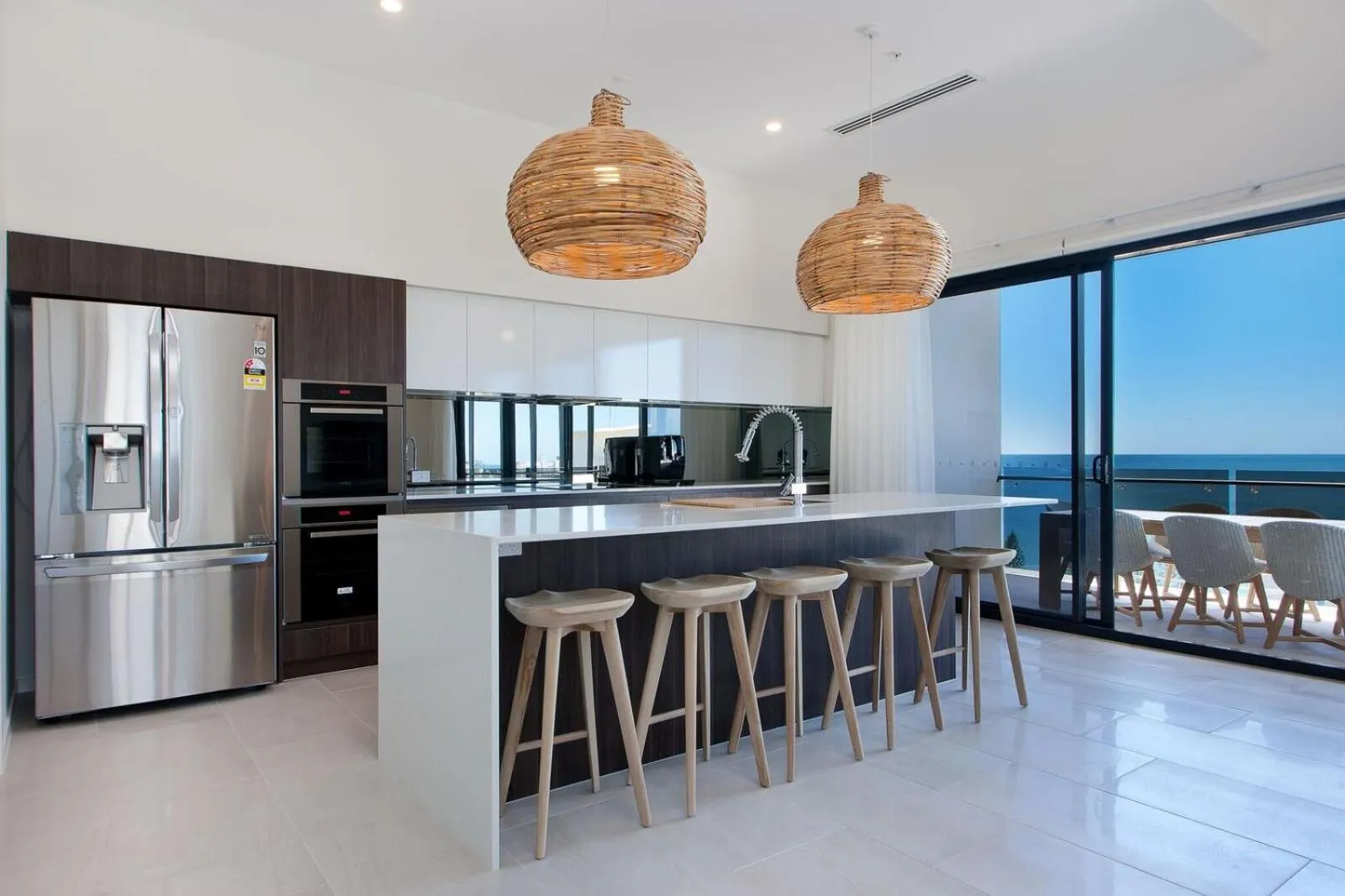 Kitchen or kitchenette in First Light Mooloolaba, an Ascend Collection Hotel