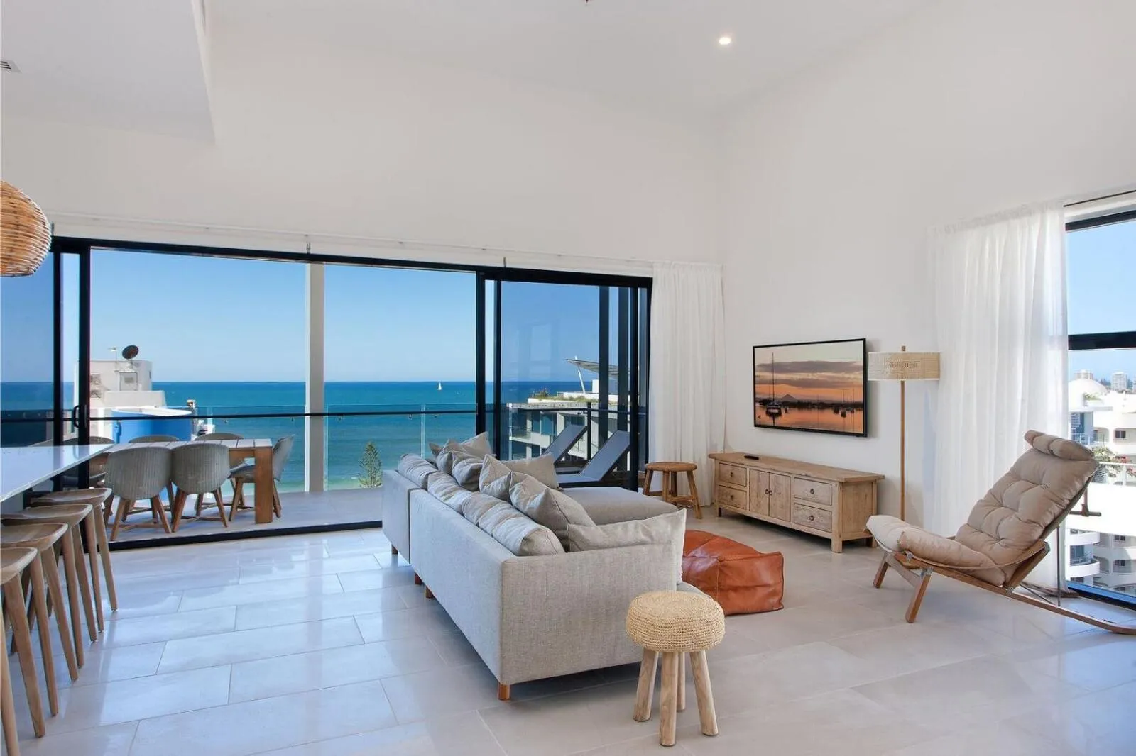 TV and multimedia in First Light Mooloolaba, an Ascend Collection Hotel