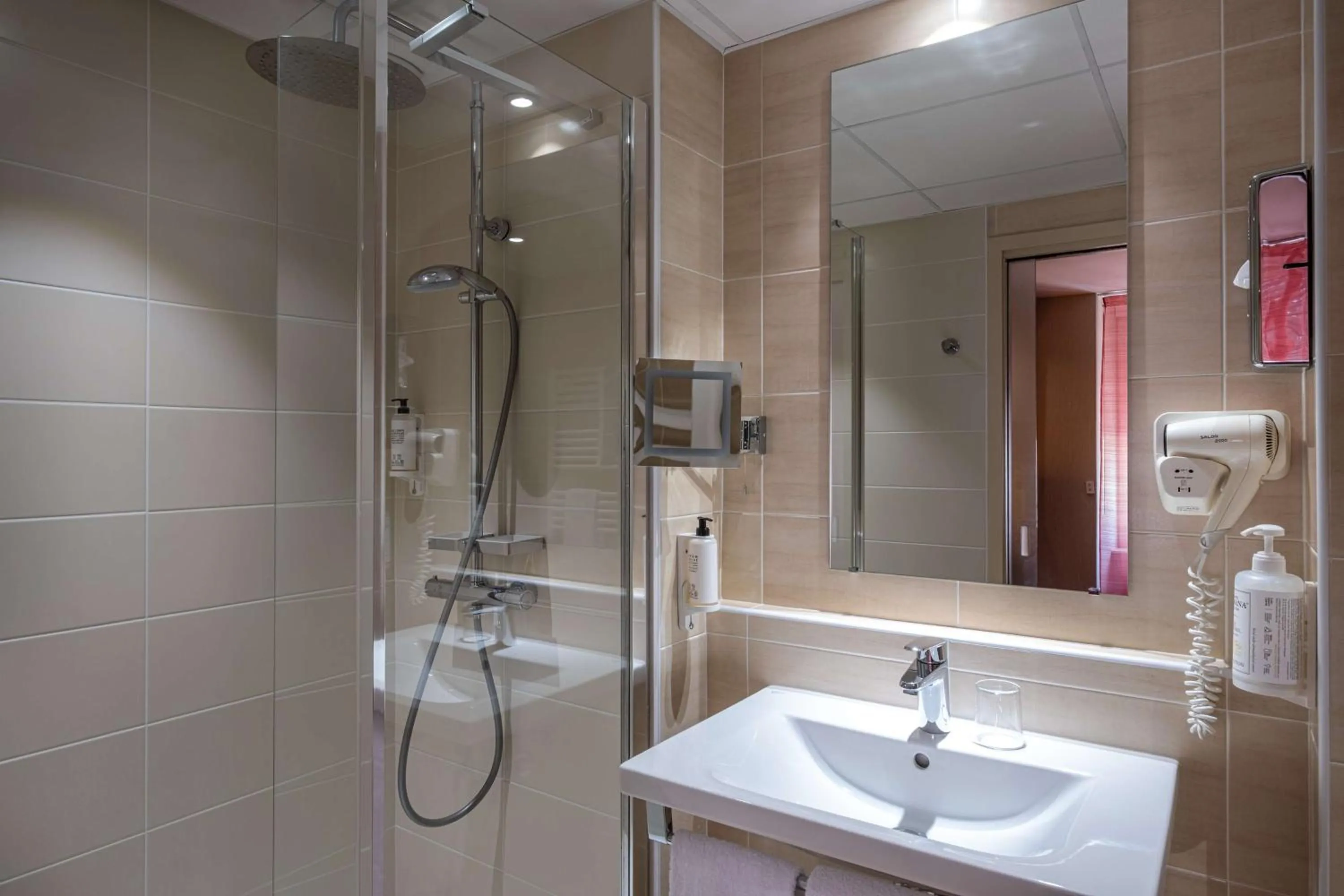 Bedroom in Best Western Plus Richelieu