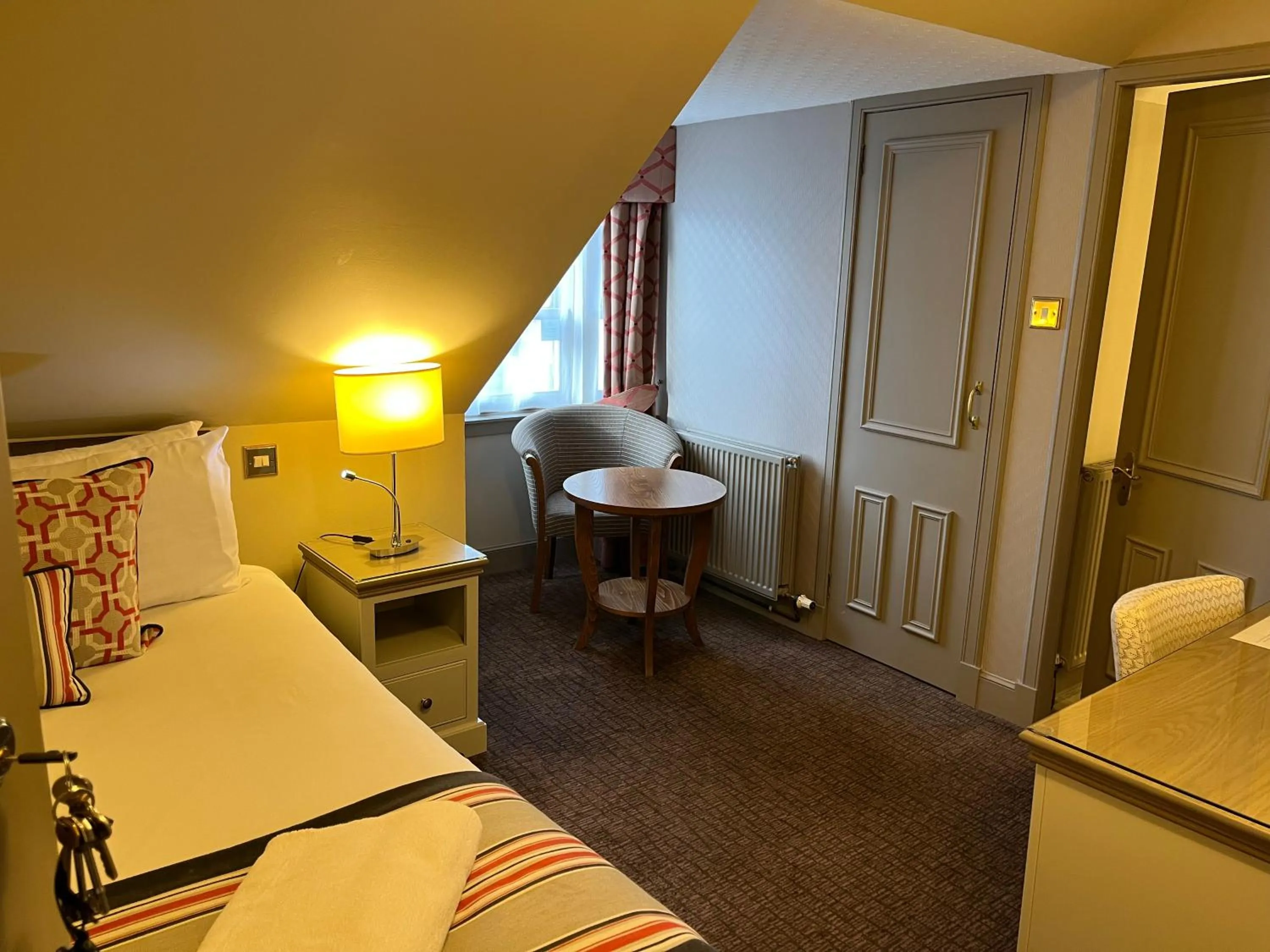 Bedroom, Bed in The Globe Inn