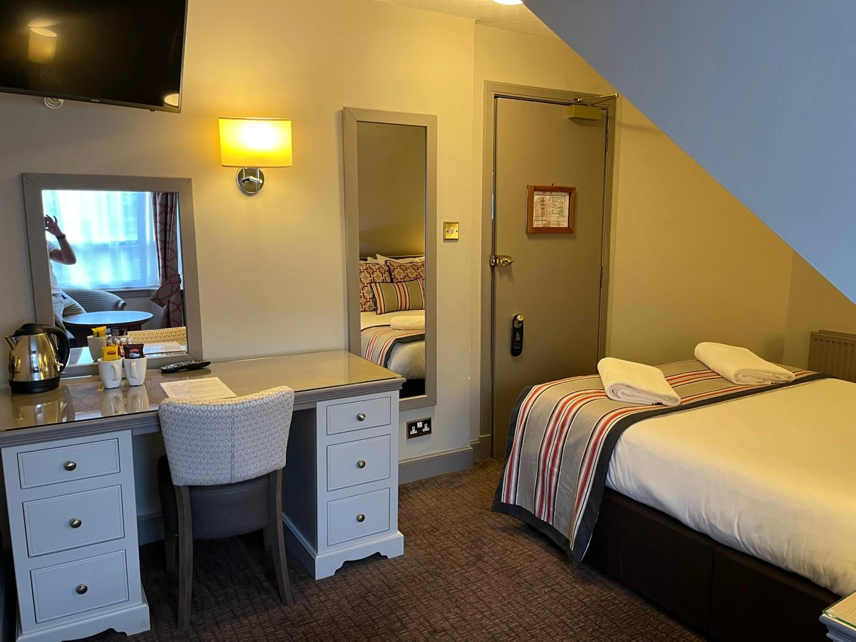 Bedroom, Bed in The Globe Inn