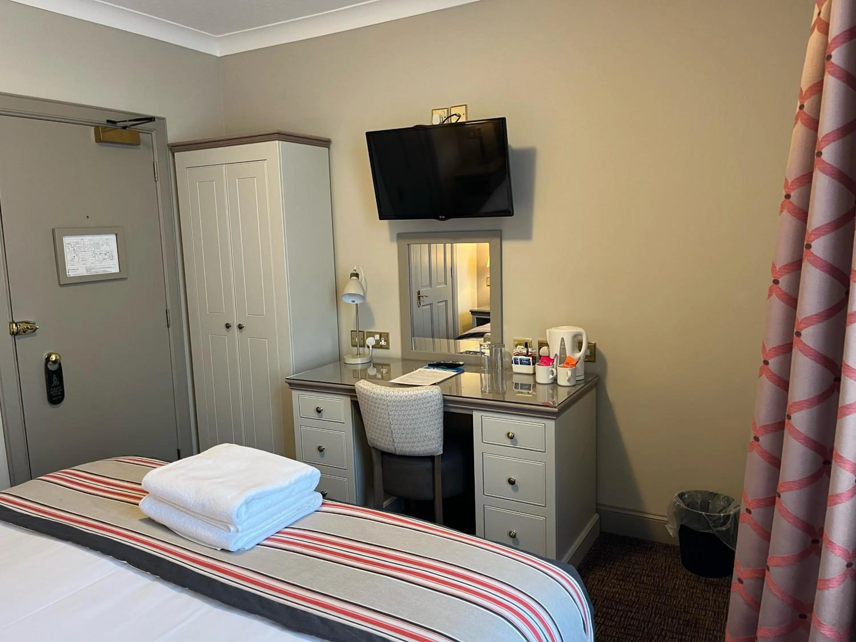 Bedroom, Bed in The Globe Inn