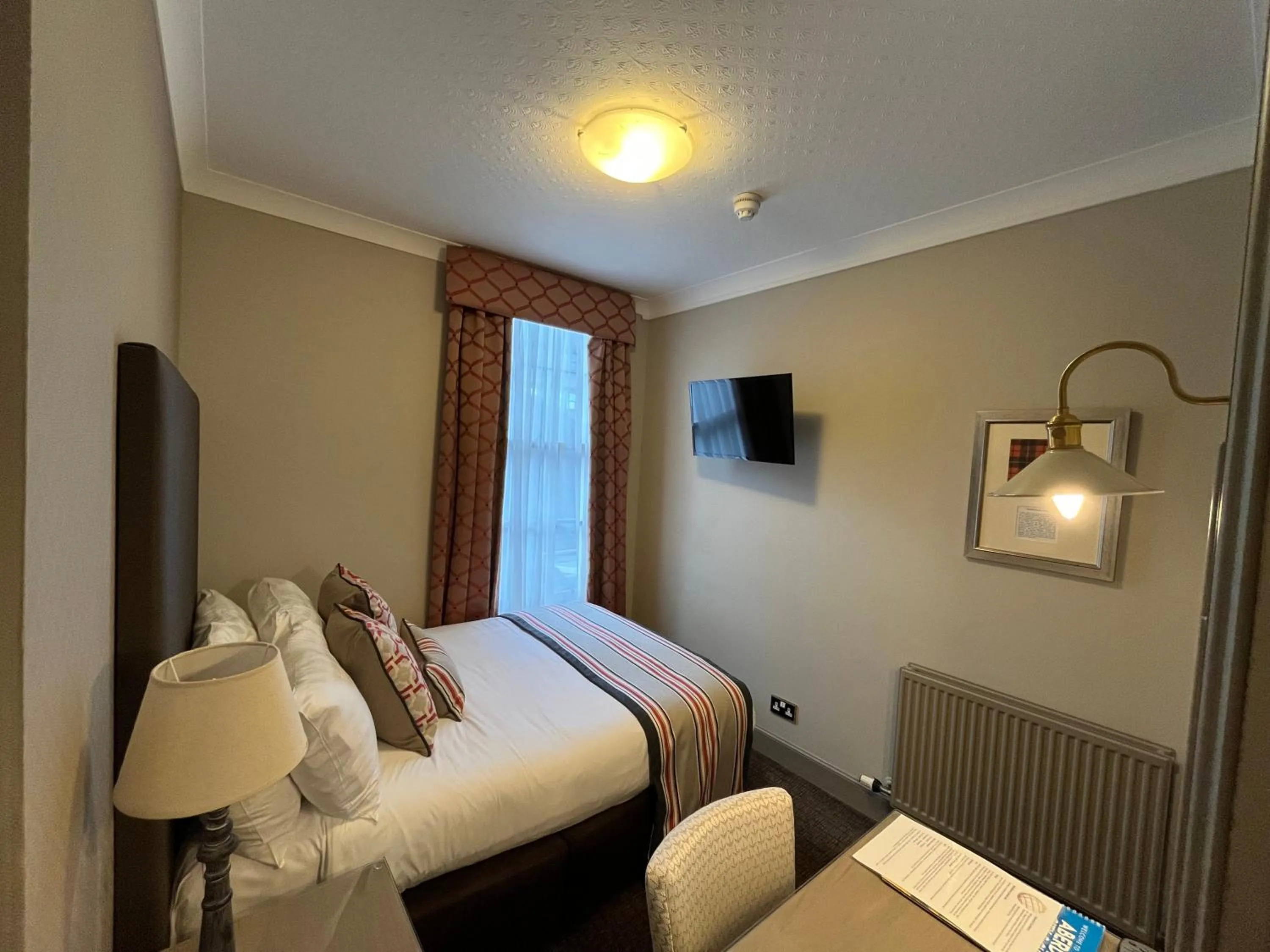 Bedroom, Bed in The Globe Inn