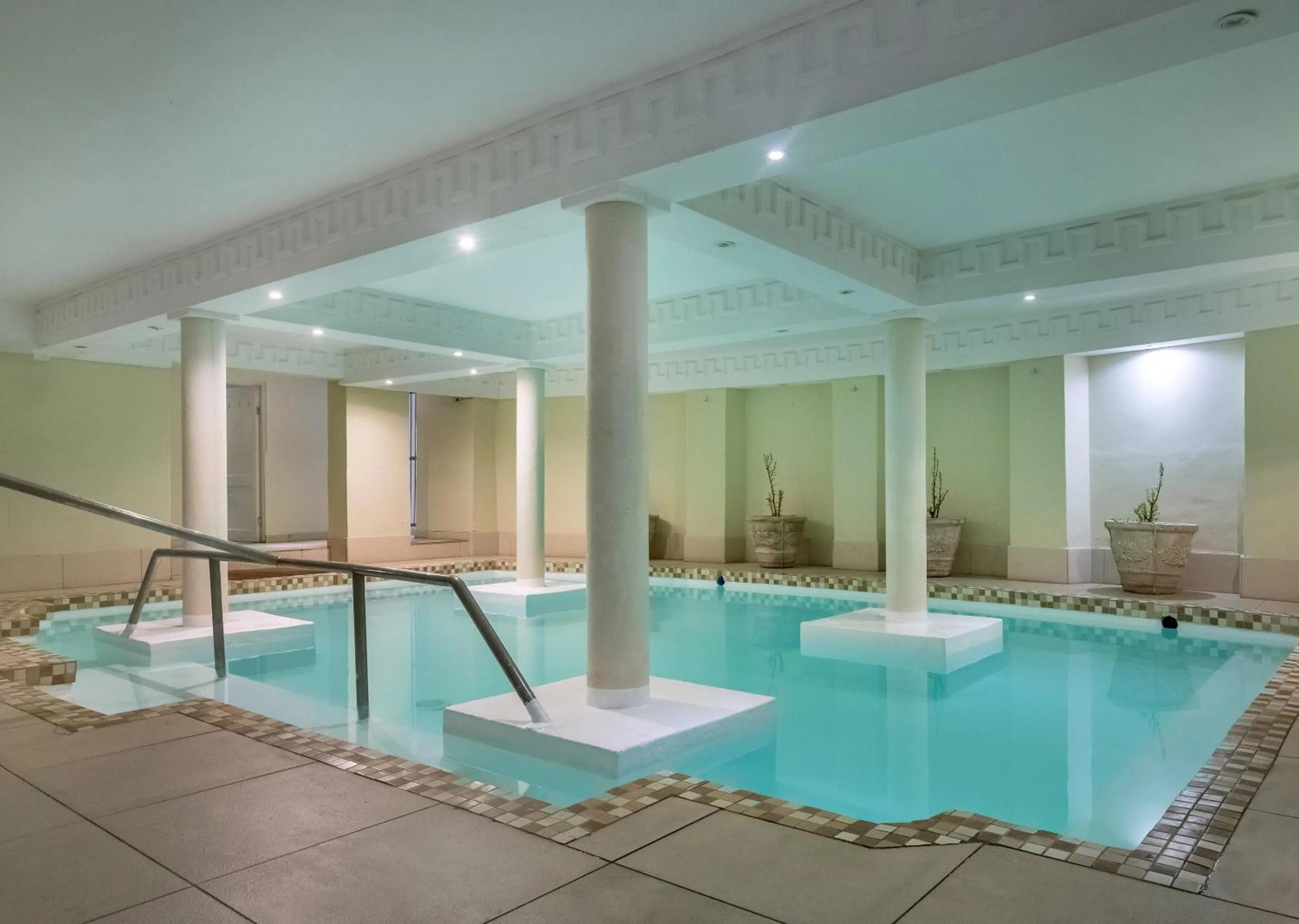 Swimming pool in Avalon Springs by Dream Resorts