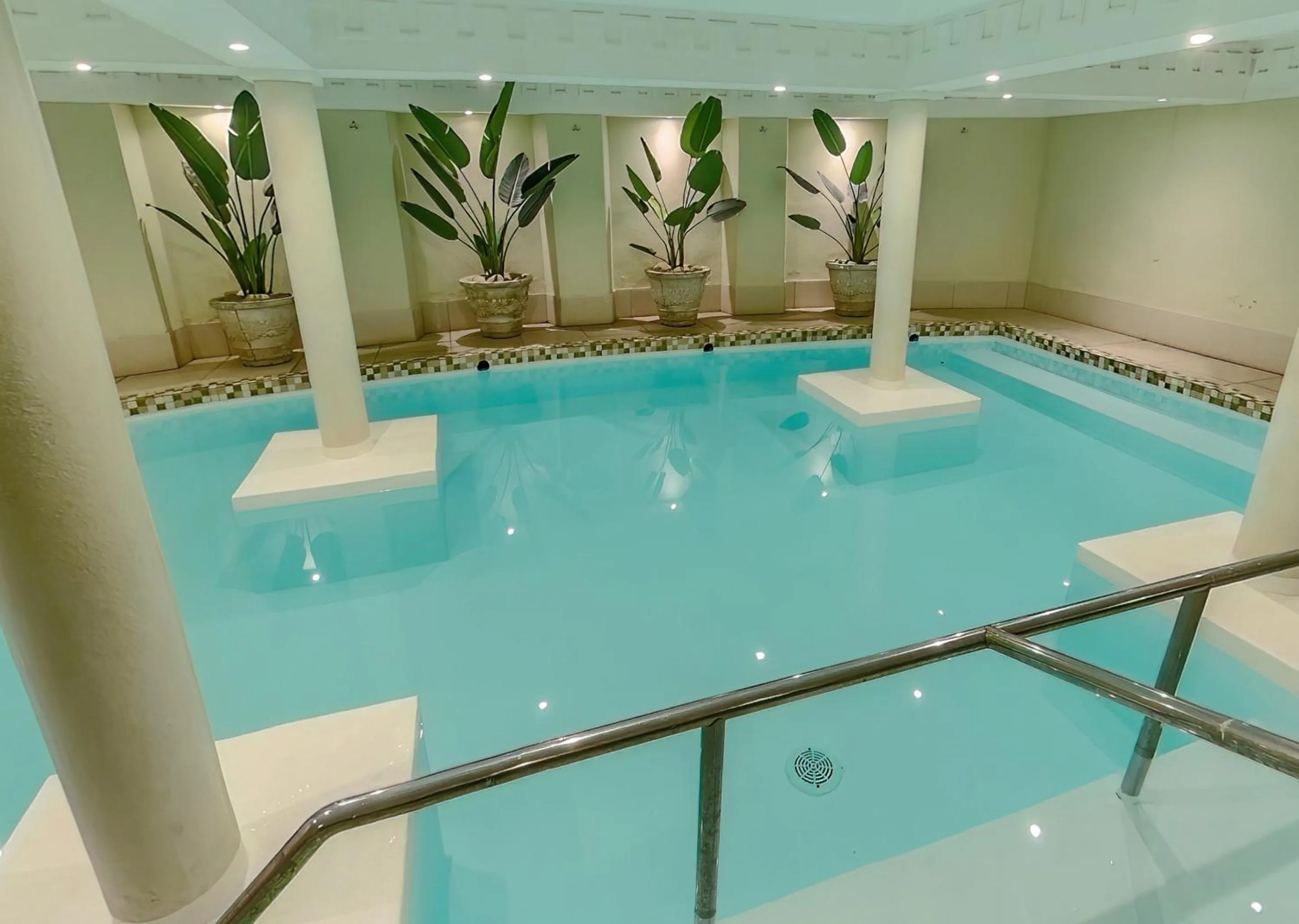 Swimming pool in Avalon Springs by Dream Resorts