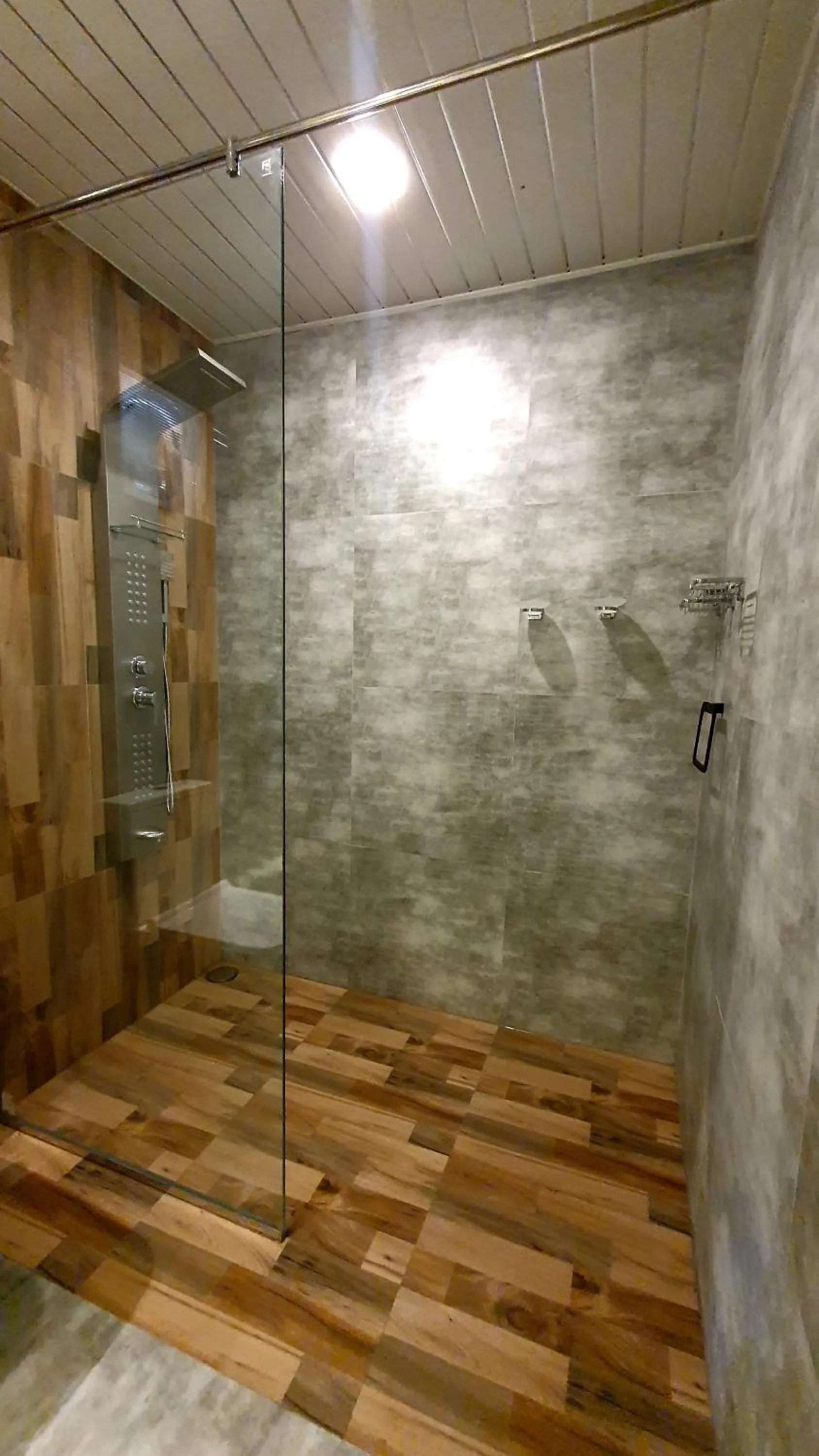 Shower in Guest Inn Avendra