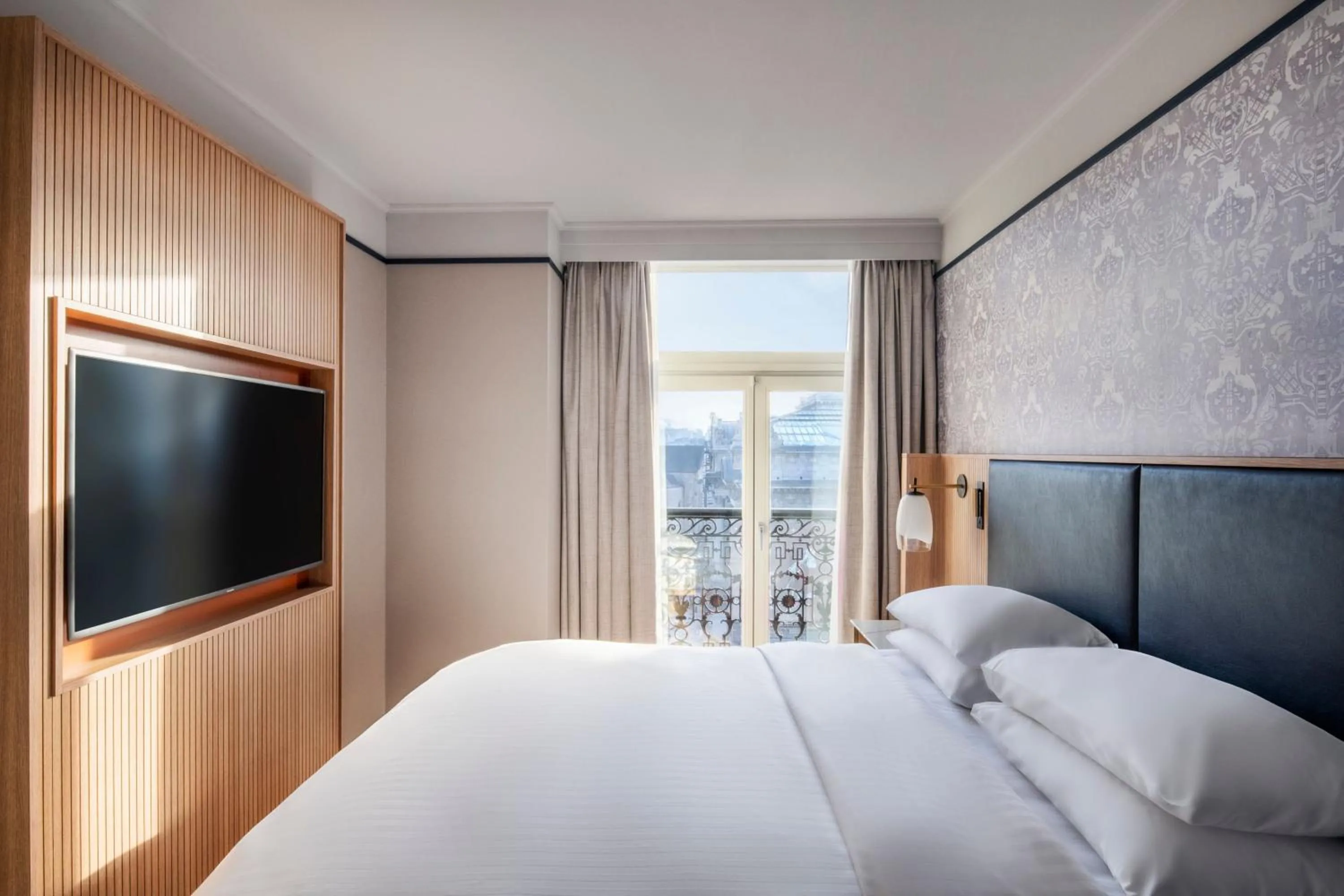 Photo of the whole room, Bed in Brussels Marriott Hotel Grand Place